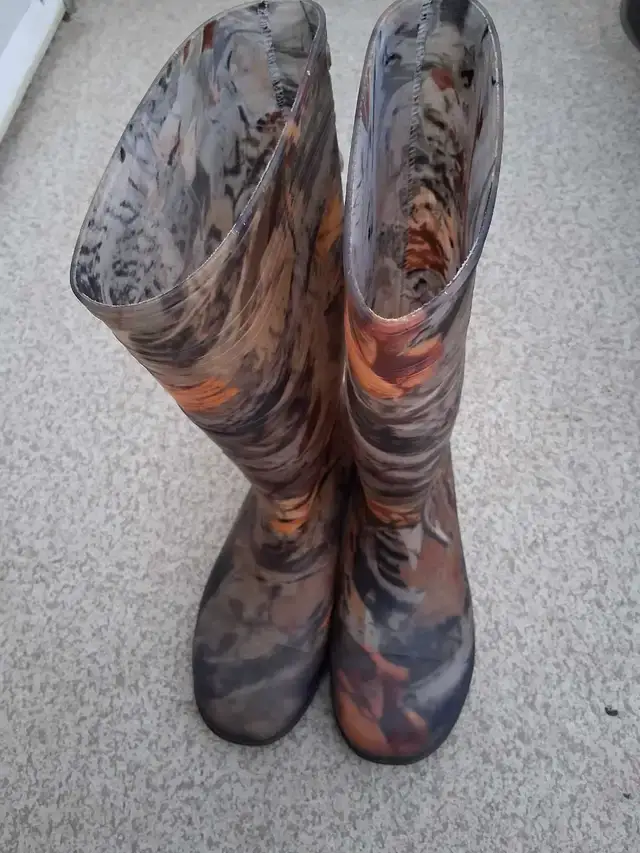 Men Camo rubber Boots size 11
