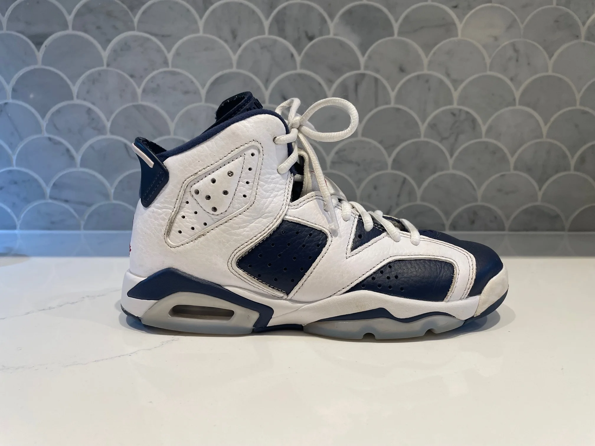 AMAZING CONDITION Nike Air Jordan’s for youth, in white and navy image indicator(7)
