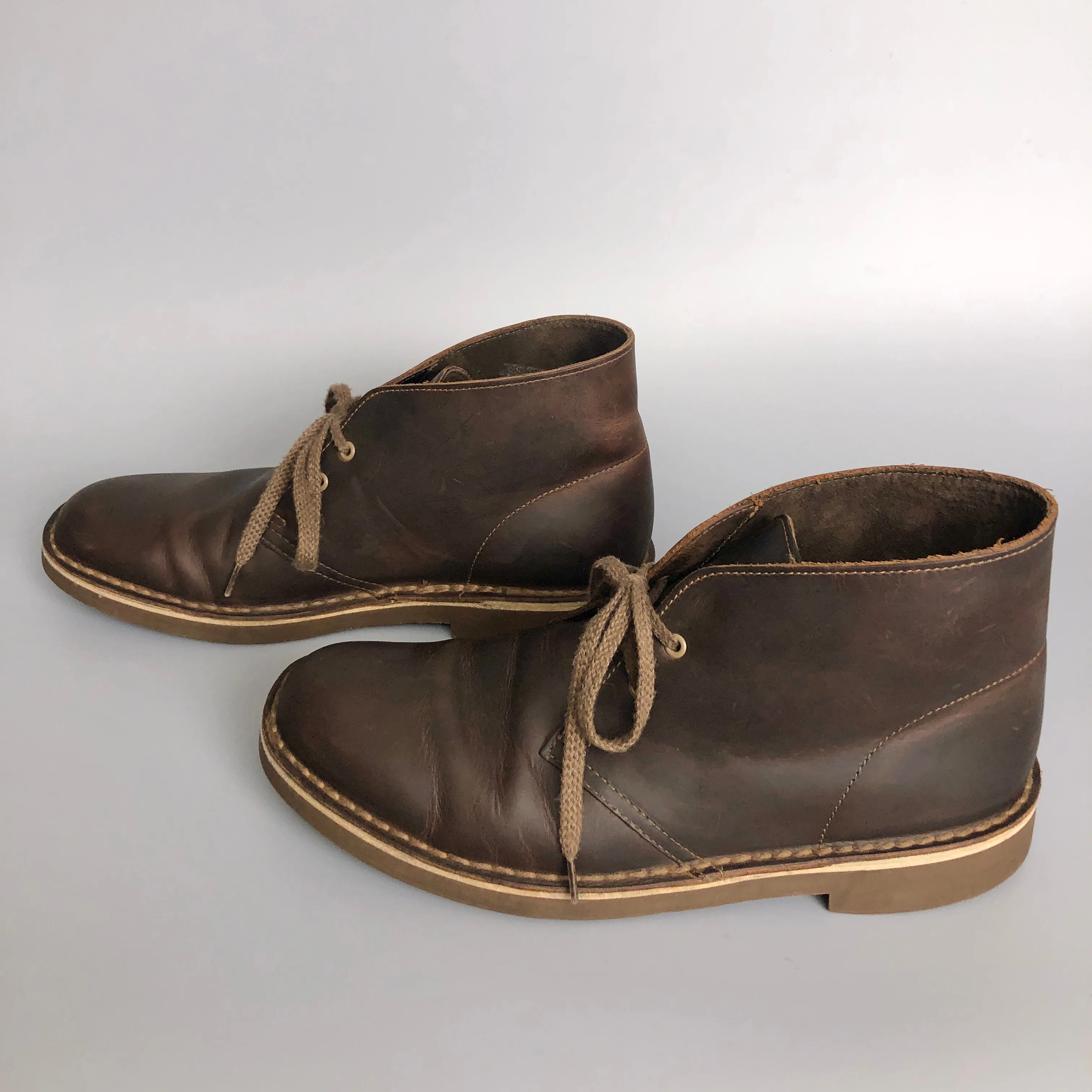 Gently Used Classic Clarks Leather Shoes image indicator(5)