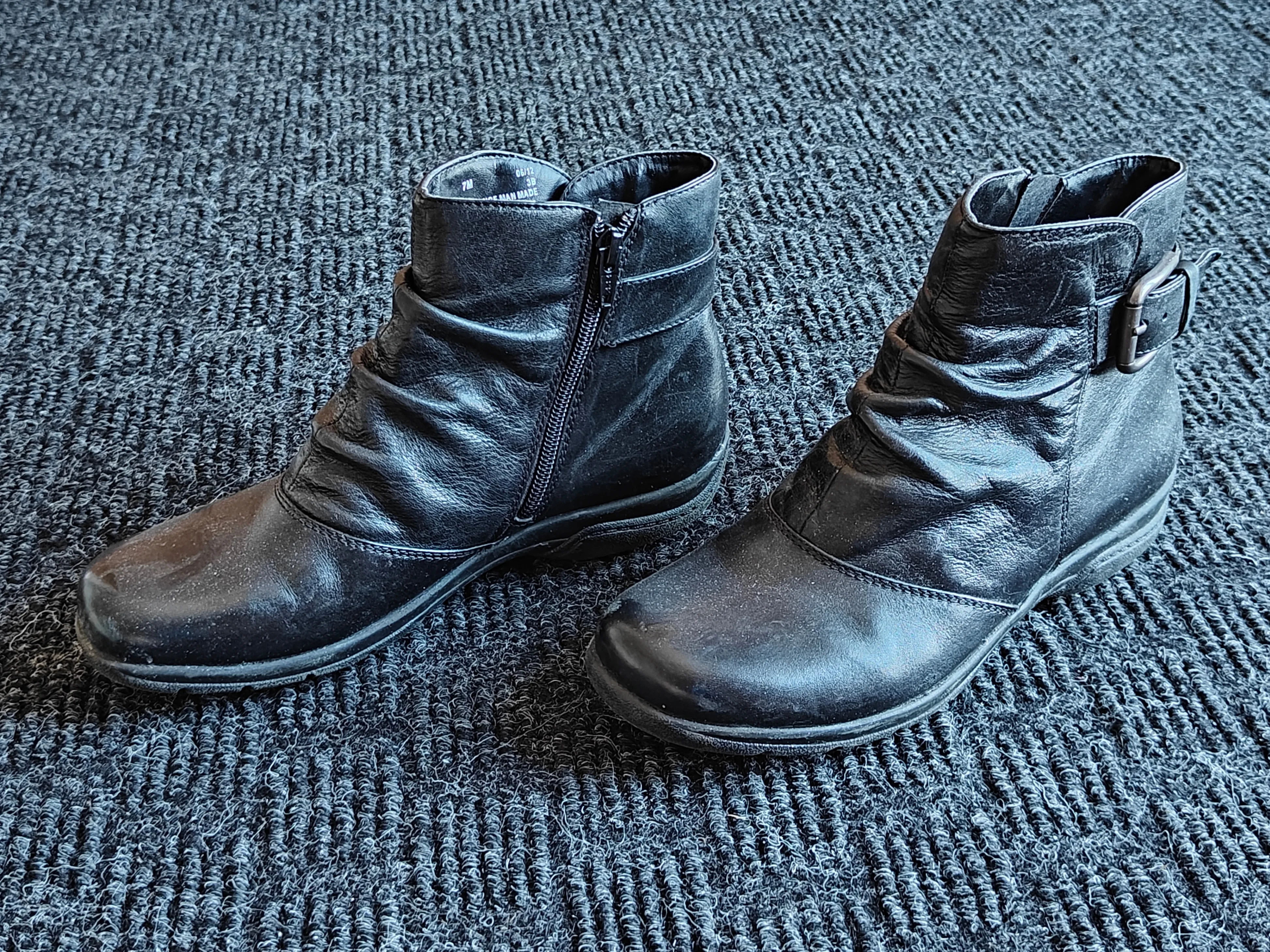 Women Clarks Black Leather Ankle Boots | Size 7M | Ruched Zipper