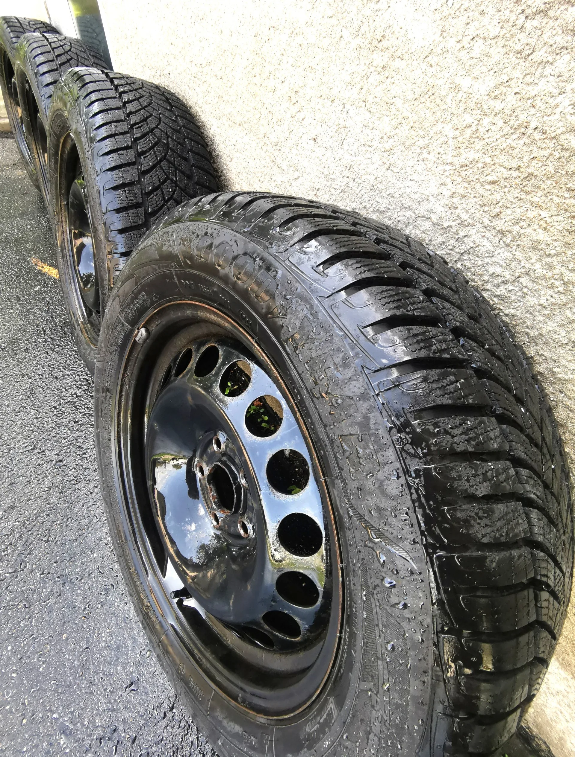 4 Goodyear Ultra Grip Winter Tires 215/60R16 Very Light Wear image indicator(2)