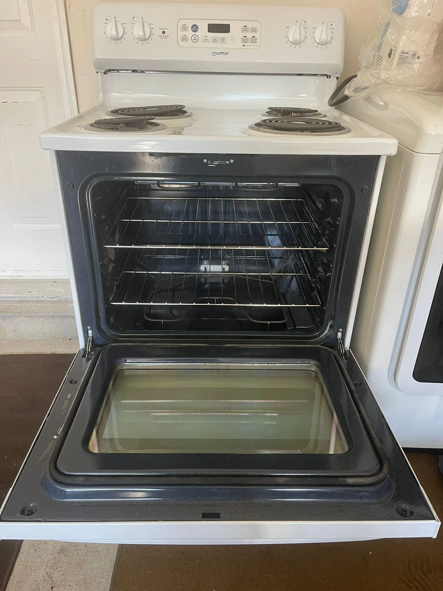 Moffat Stove with Oven Old Model - Price Negotiable image indicator(2)