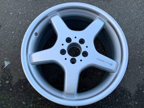 1 x Genuine Mercedes AMG 18x9 rim E Class Series showrm cond