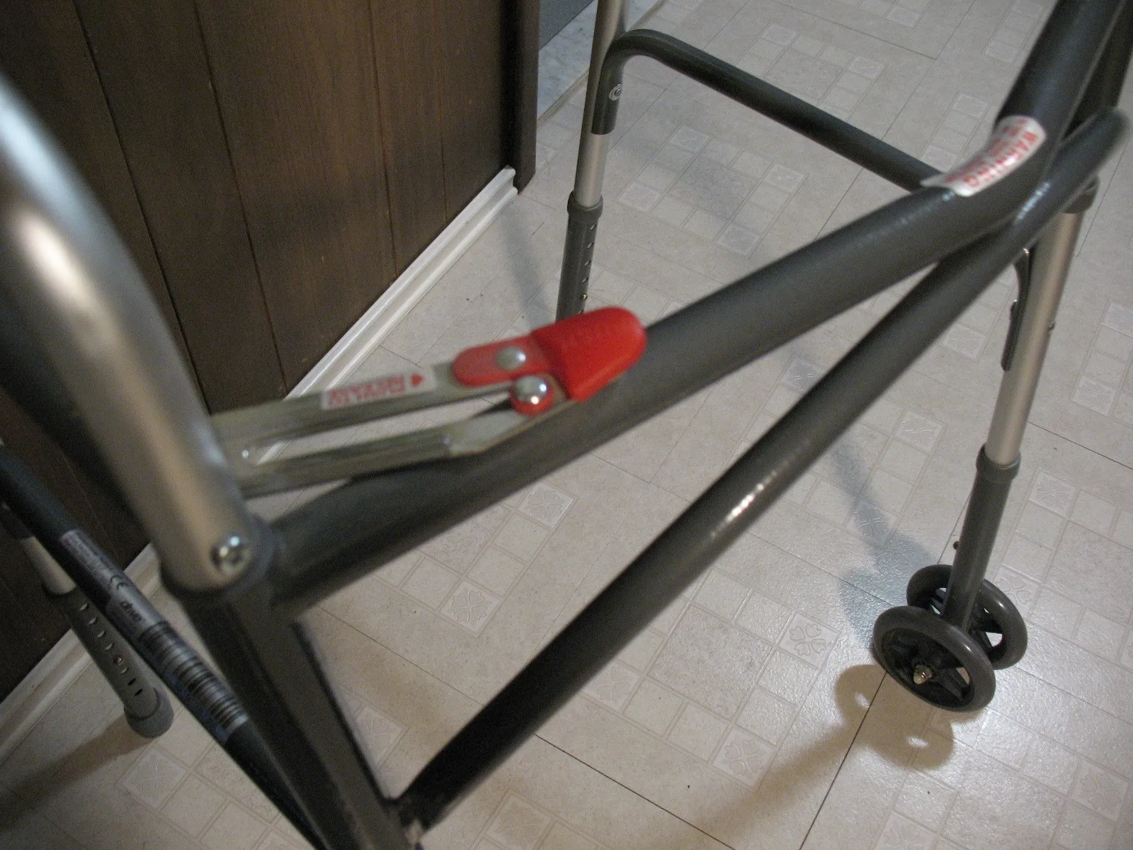 Extra Heavy Duty Walker with Front Wheels image indicator(8)