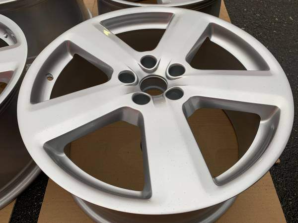 STUNNING - Set of Genuine OEM Audi A8 19x9" ET44 rims Like New - photo 4