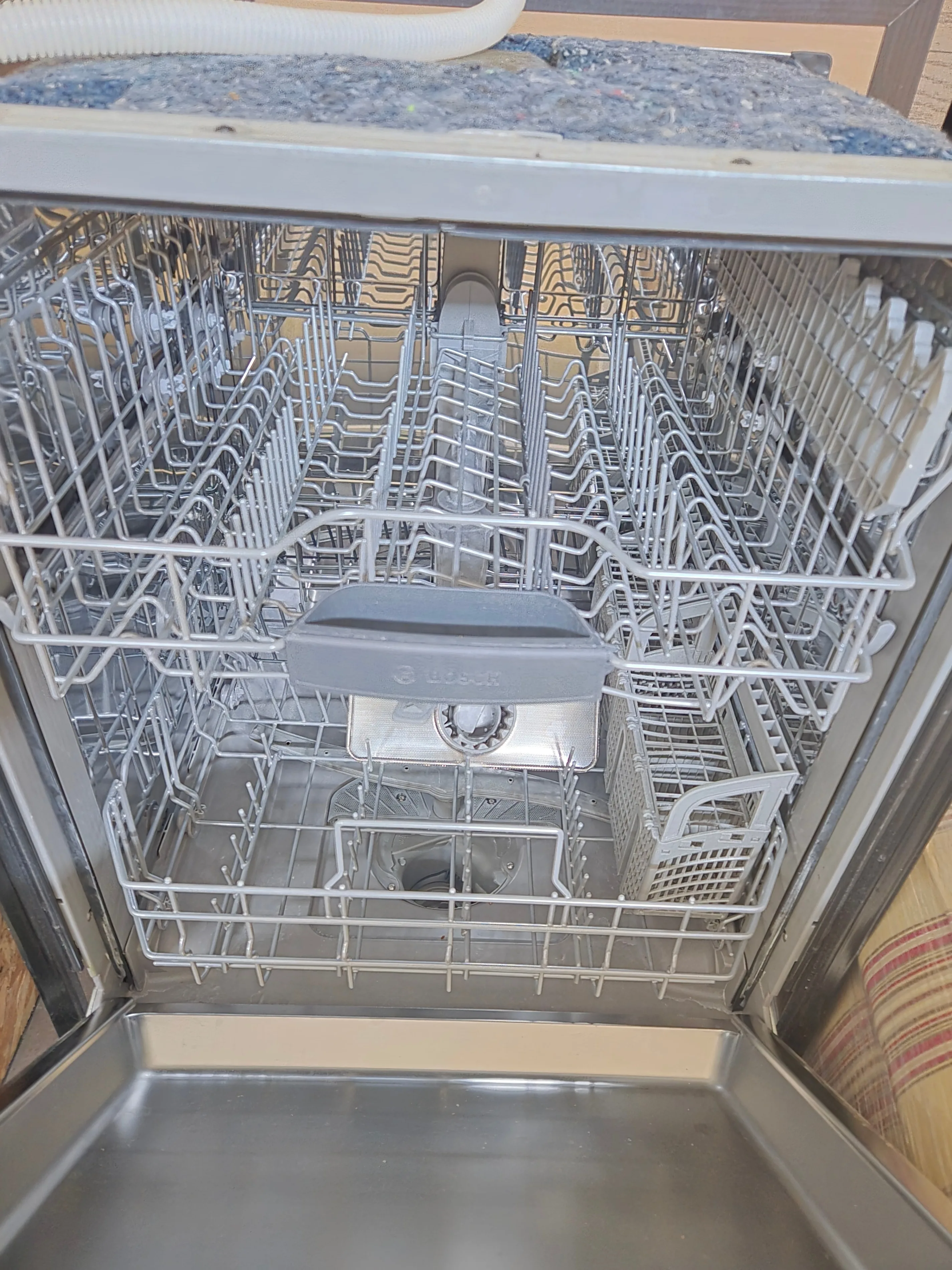 Super quiet Bosch stainless steel dishwasher for sale! image indicator(2)