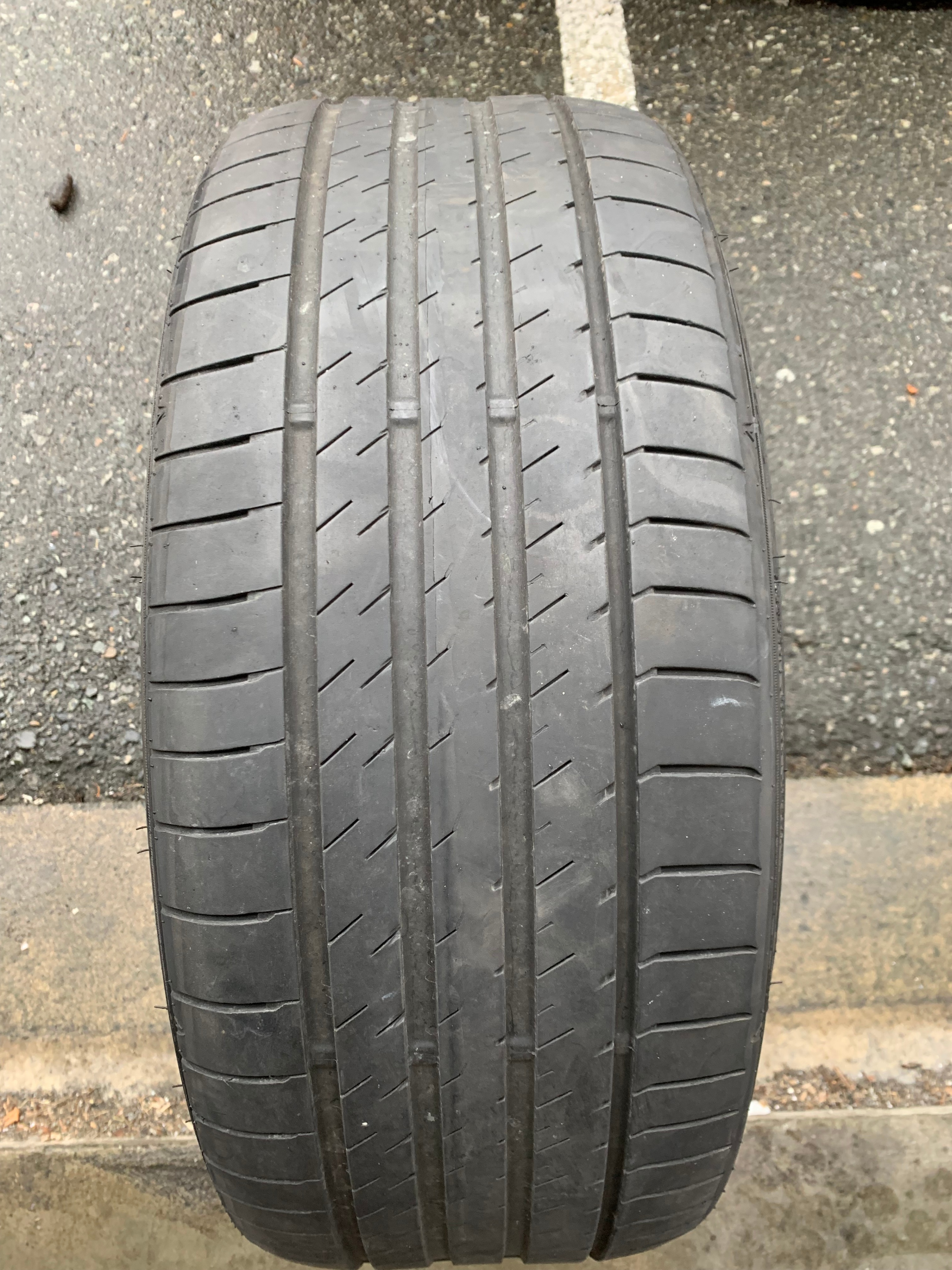 1 X single 225/35/20 90Y Sumitomo HTR Z5 with 45% tread