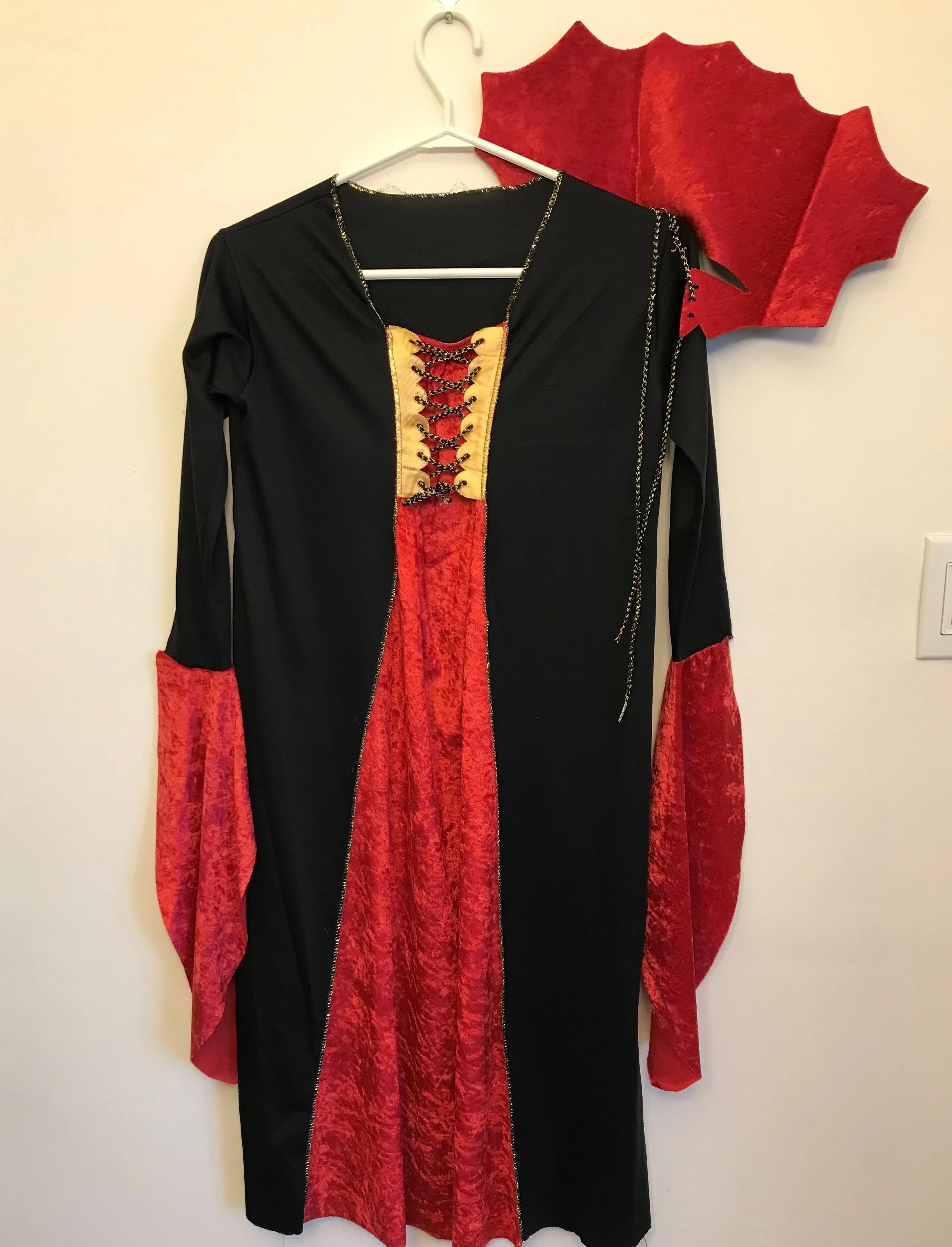 "Gothic Vampiress" Kid's Halloween Costume image indicator(3)