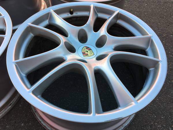Set of Genuine OEM 21X10 ET50 Porsche Cayenne GTS rims good cond - photo 4