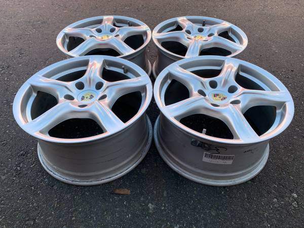 Set of Genuine OEM 18X8 18X9 Porsche Panamera rims in exc cond - photo 2