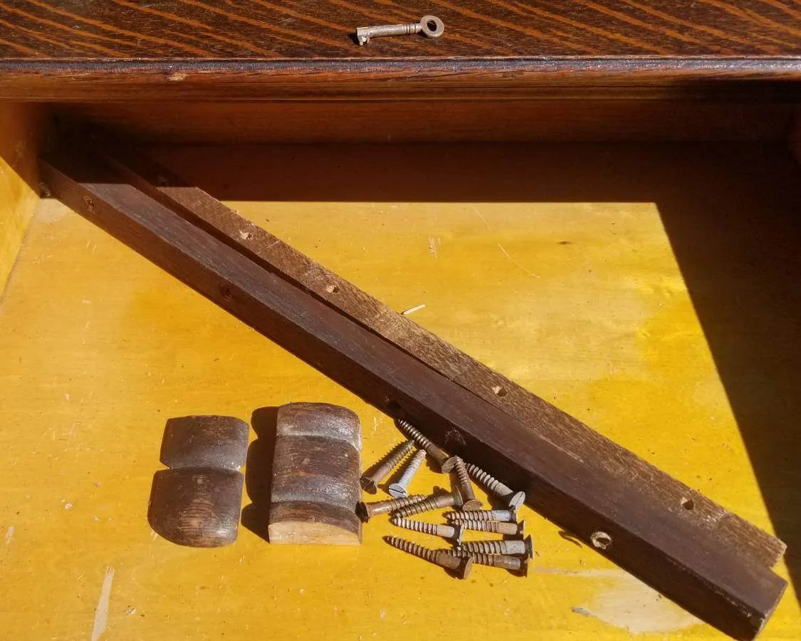 Antique Tiger Oak Sideboard Buffet with Hutch & Key image indicator(4)