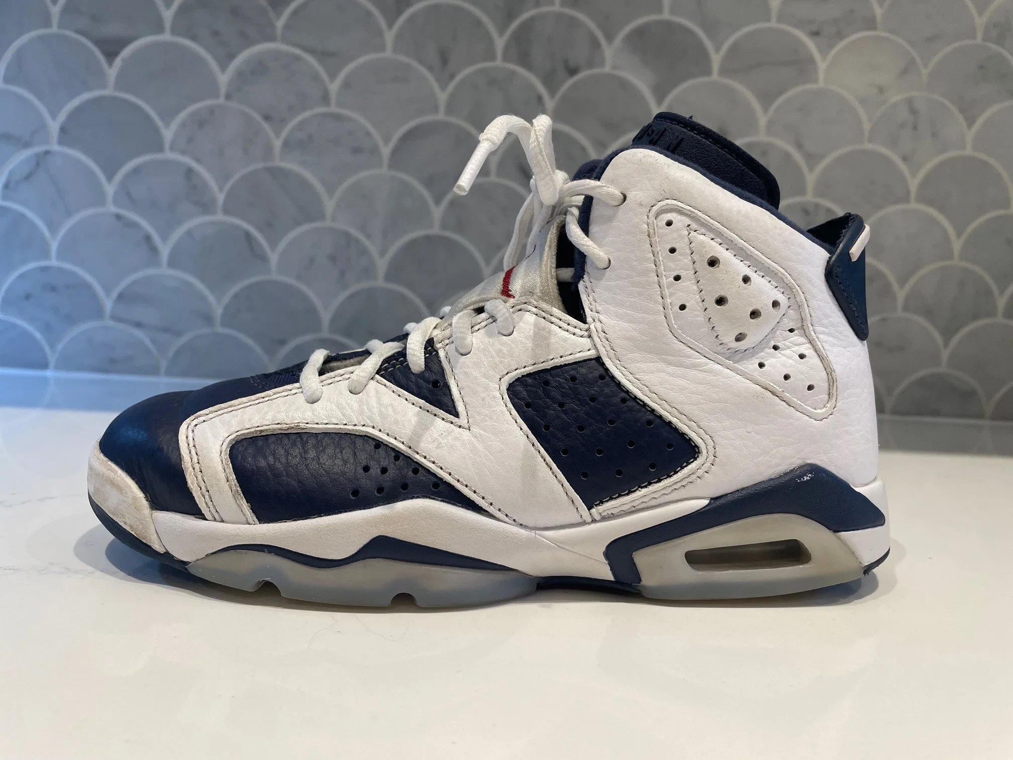 AMAZING CONDITION Nike Air Jordan’s for youth, in white and navy image indicator(6)
