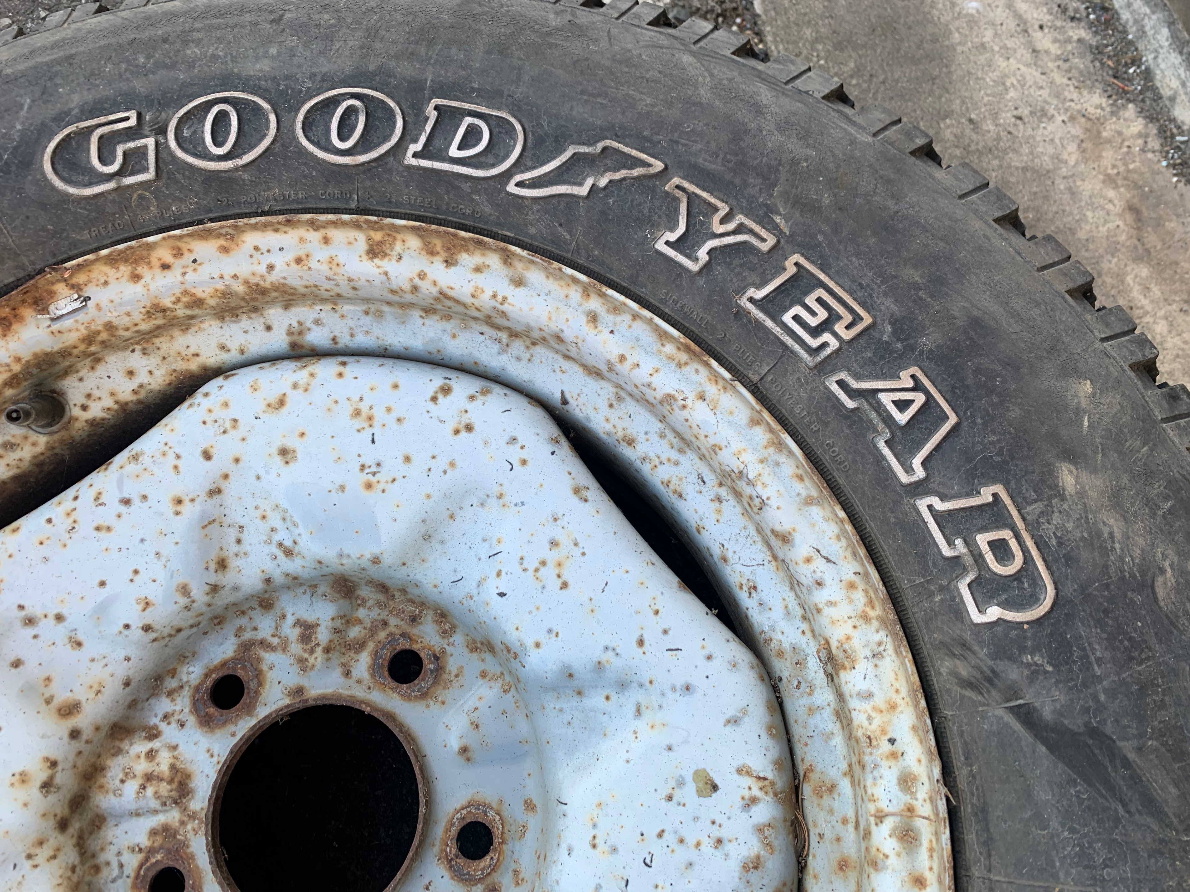 1 X single 265/70/17 goodyear tire mounted on steel rim 5x135mm - photo 5