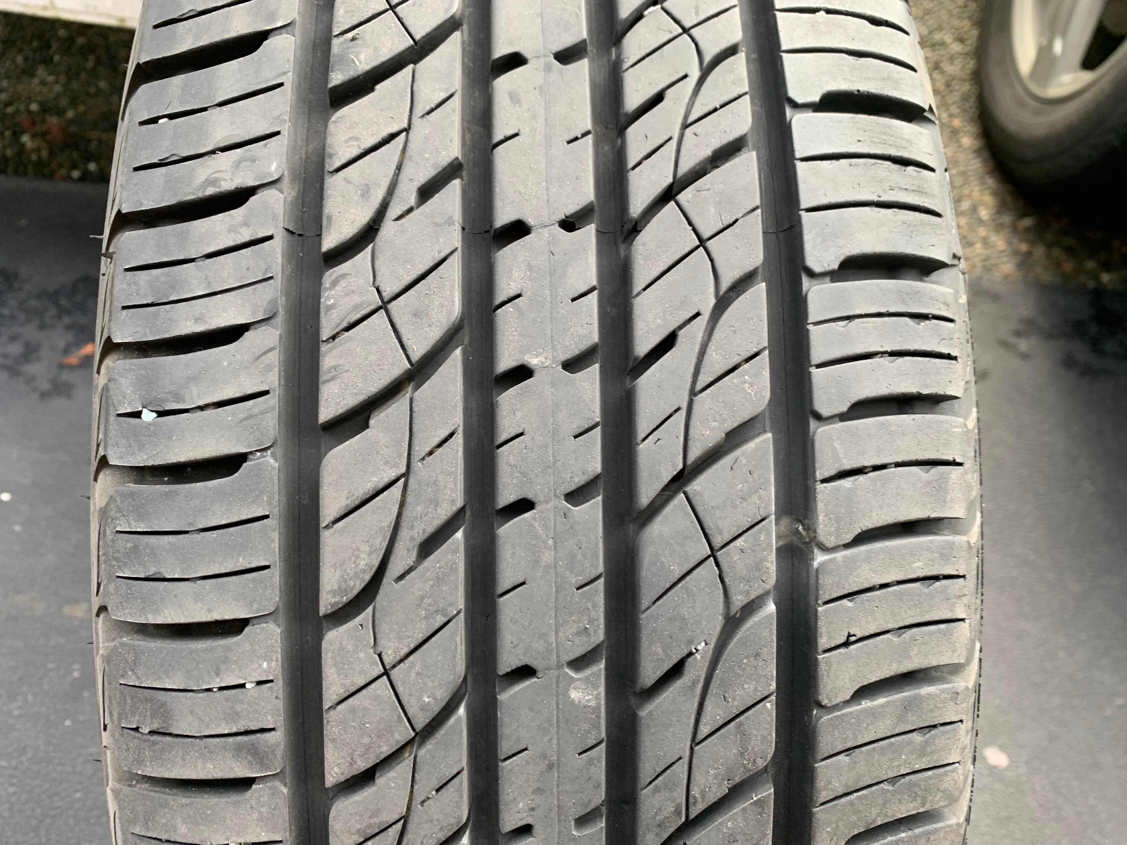 1 X single 235/65/17 M+S 104H Kumho Crugen Premium w 90% tread - photo 2