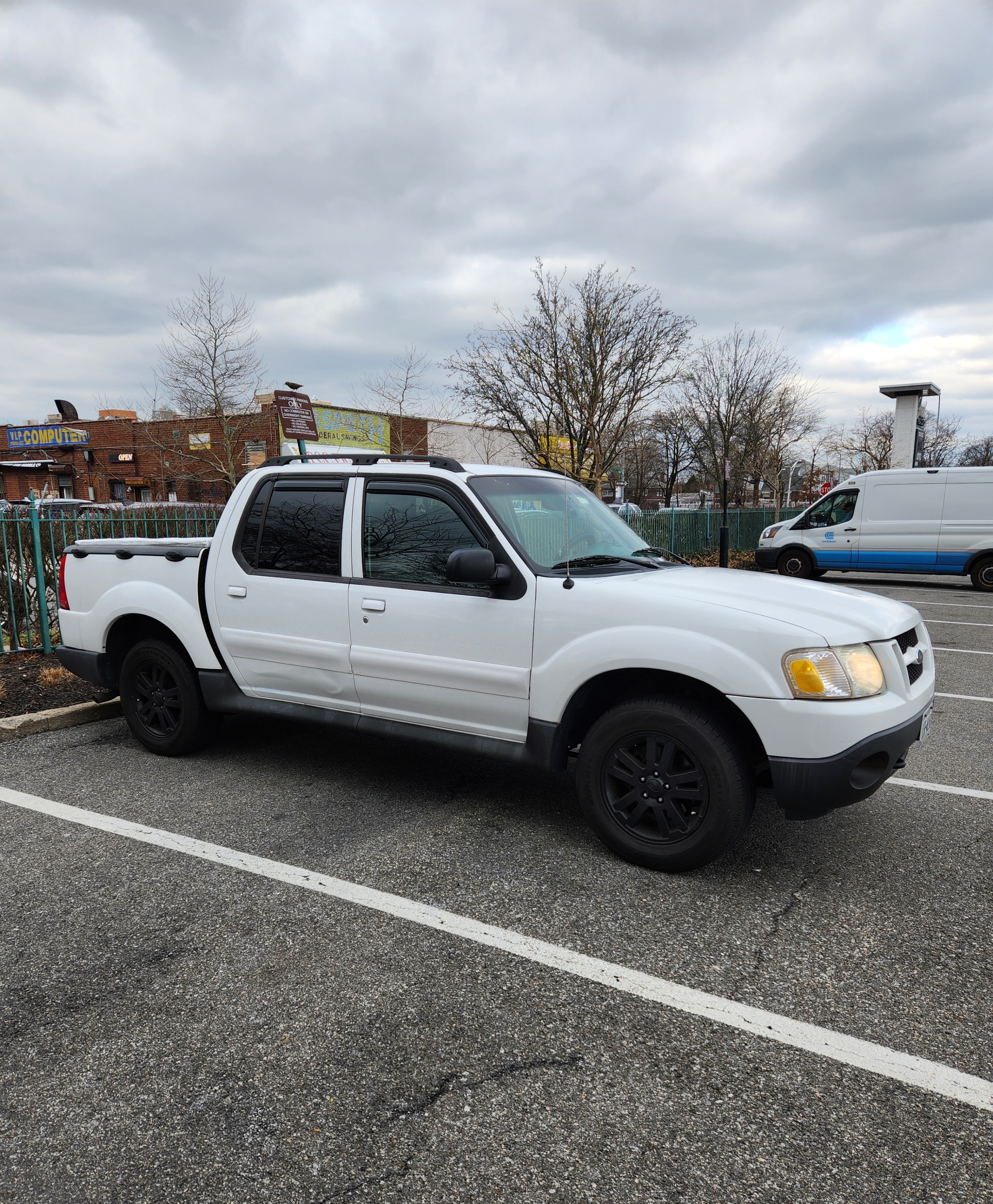 2005 Ford Explorer Sport Trac 4x4 - photo 2