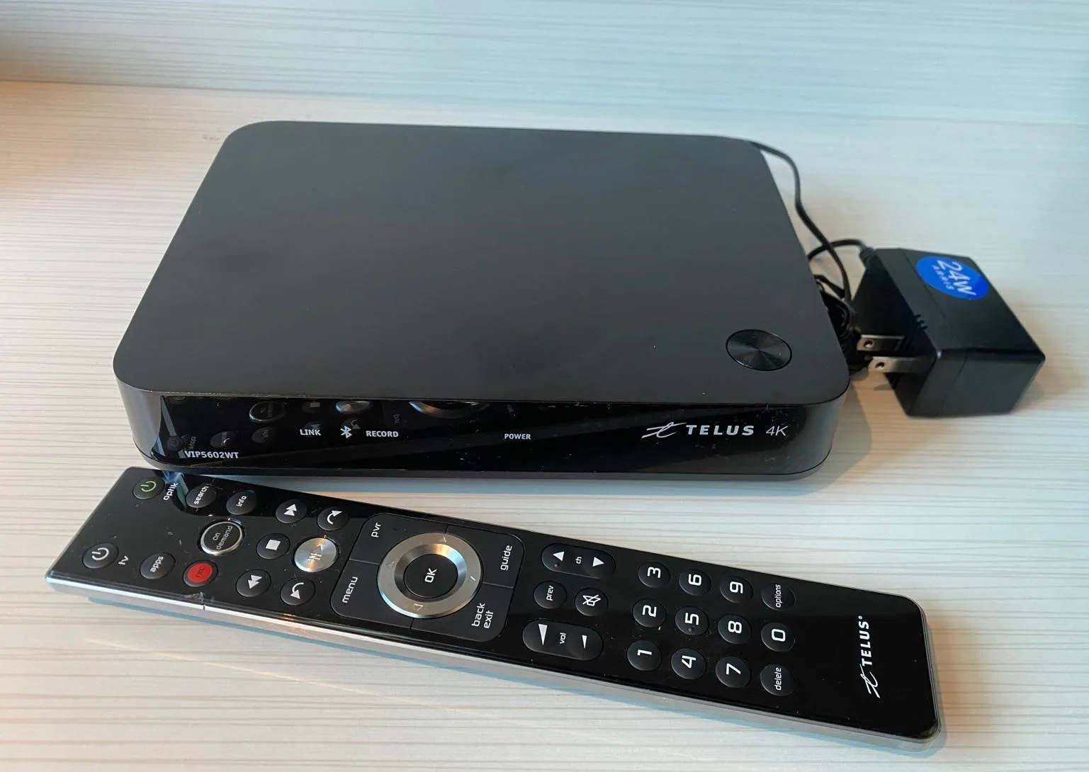 Arris VIP5602WT with Remote & Telus T3200M wifi modem image indicator(2)