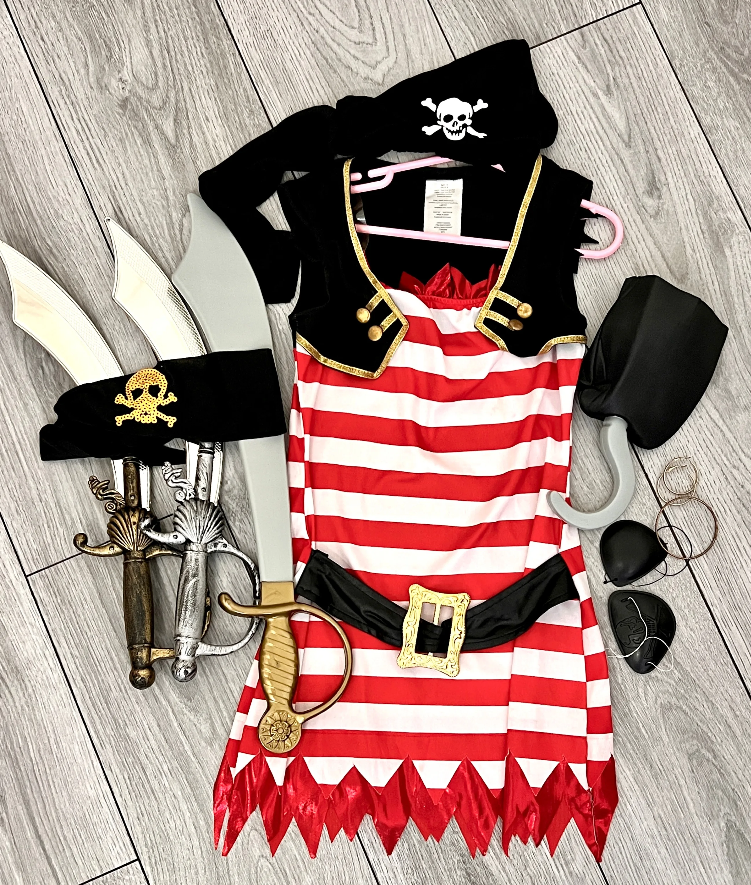 🎃 Fun Halloween Costumes for Sale – Great Condition! 👮‍♂️🏴‍☠️🎀 thumbnail