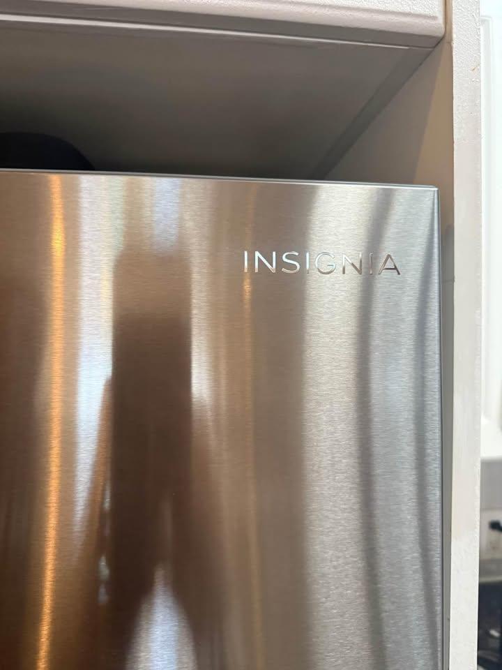 Insignia 30in bottom freezer fridge - photo 2