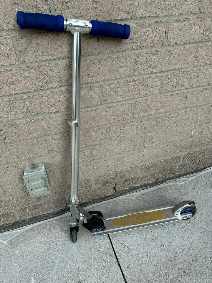 Razor Kick Scooter with Lighted Wheels image indicator(4)