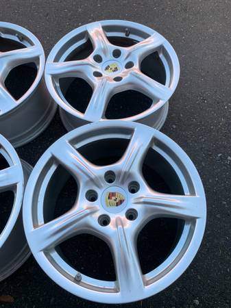 Set of Genuine OEM 18X8 18X9 Porsche Panamera rims in exc cond - photo 3