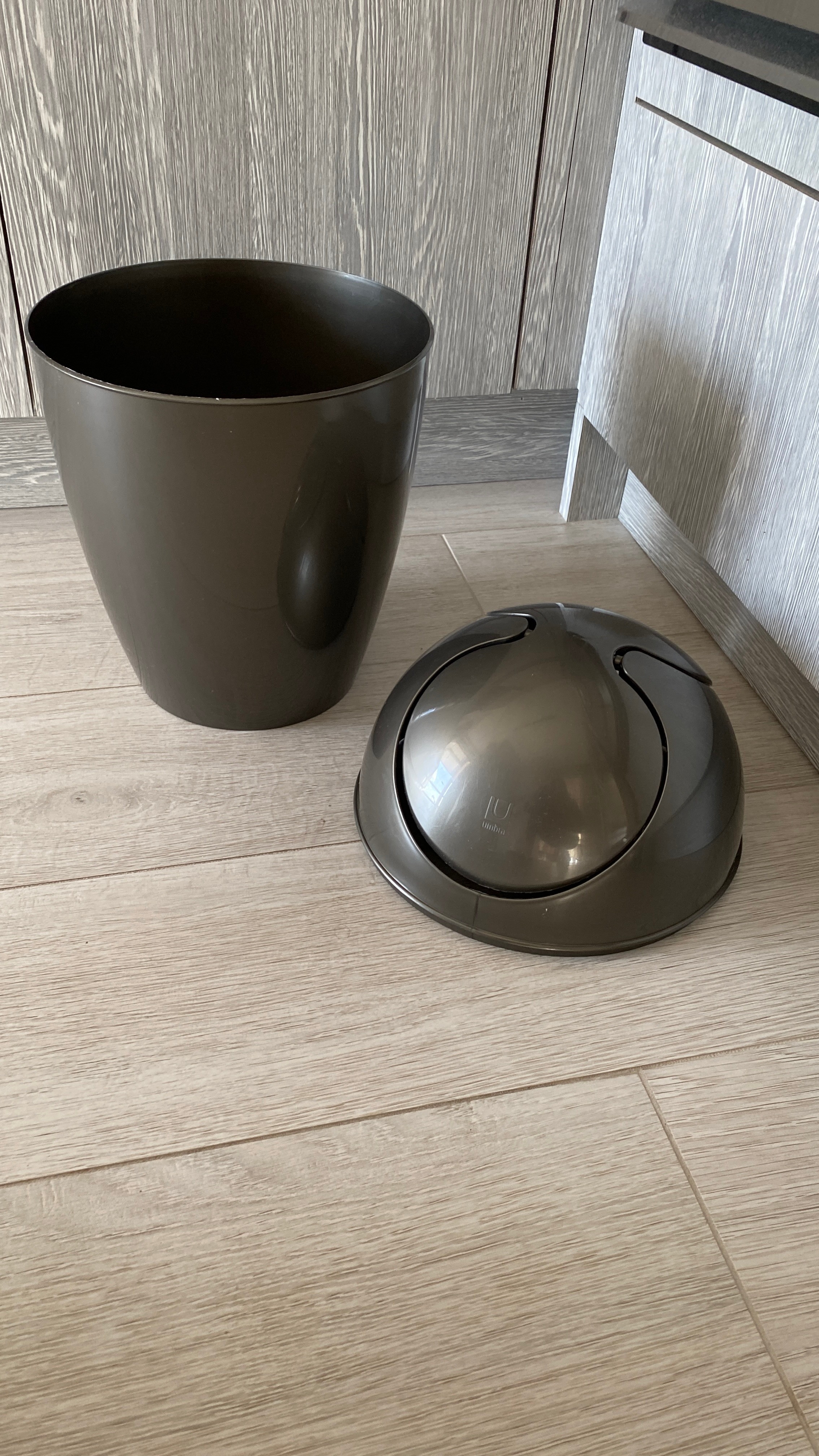 UMBRA 2.6 Gallon Small Trash Can with Removable Swing-Top Lid - photo 3