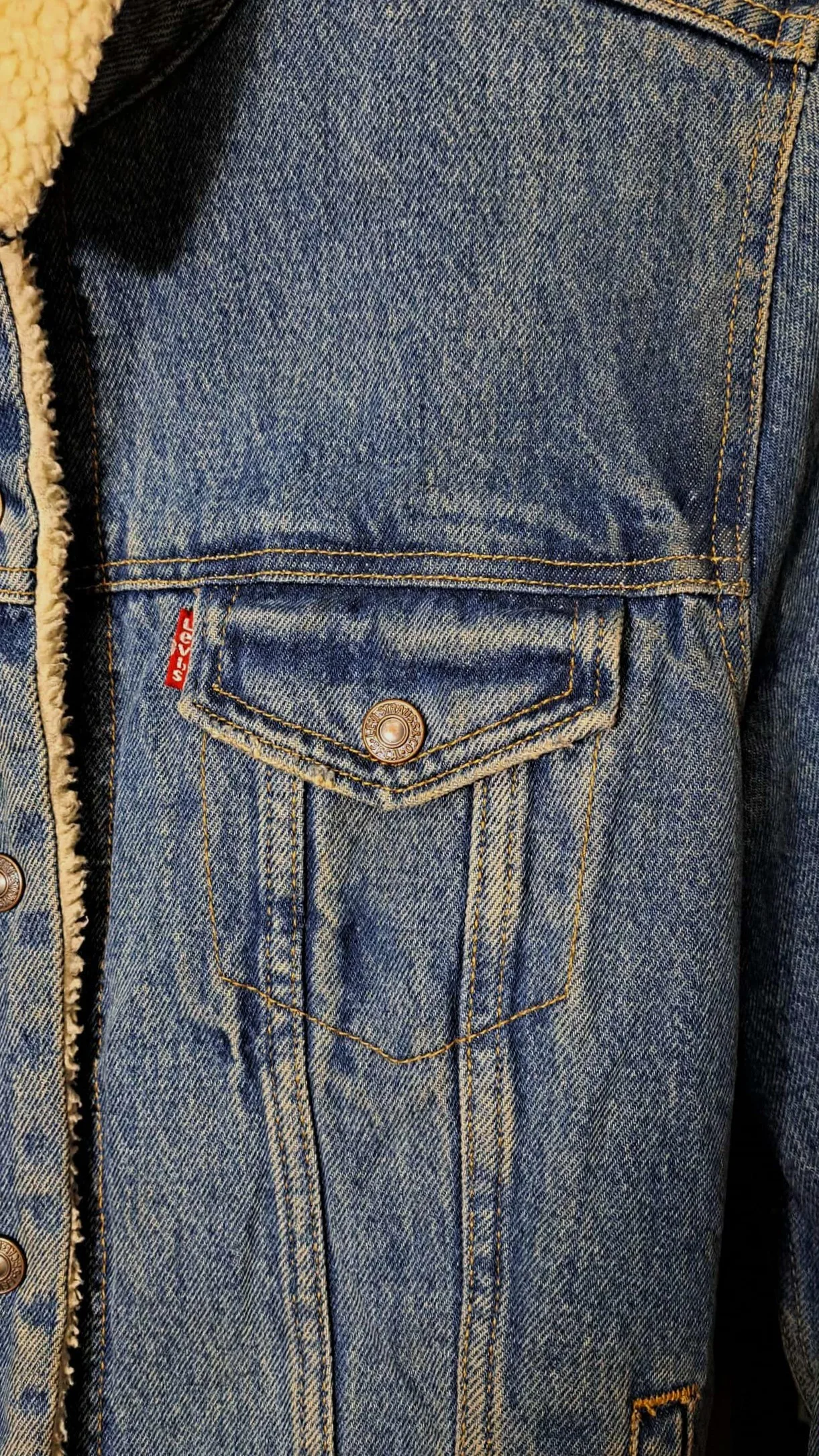 Authentic Levi's Women's 90s Sherpa Trucker Jacket image indicator(6)