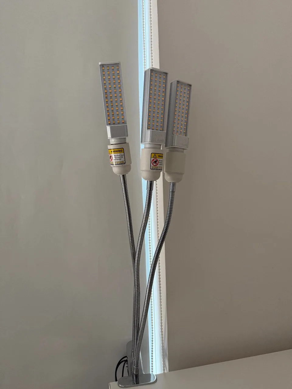 3-Head Desk Lamp image indicator(3)