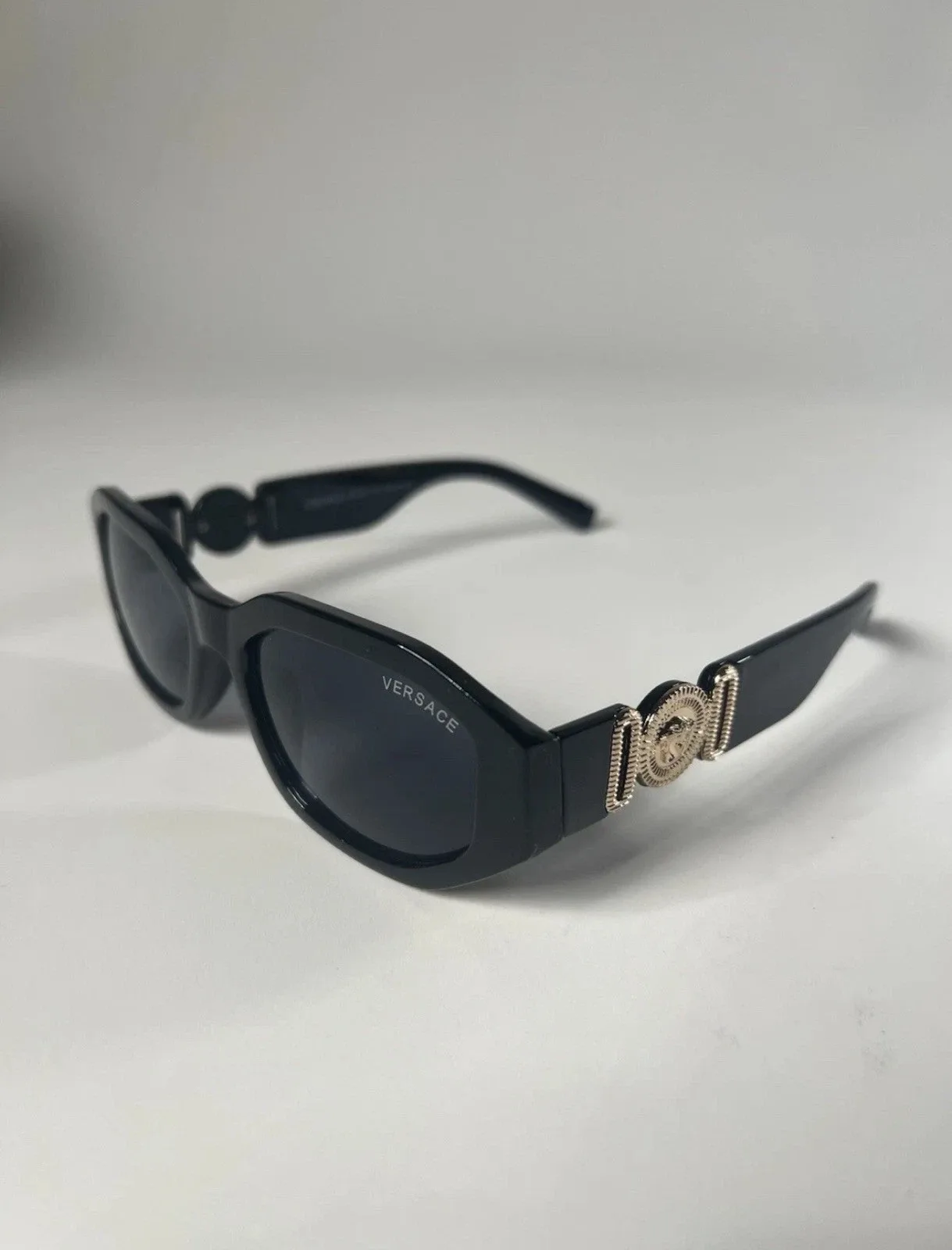 New Versace VE4361 ‘Biggie’ Sunglasses–Black Gold 100% Authentic image indicator(3)