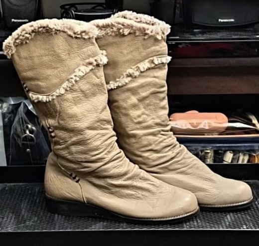 Woman's Genuine Leather Shearling Pull-on Boot Used Like New - photo 2