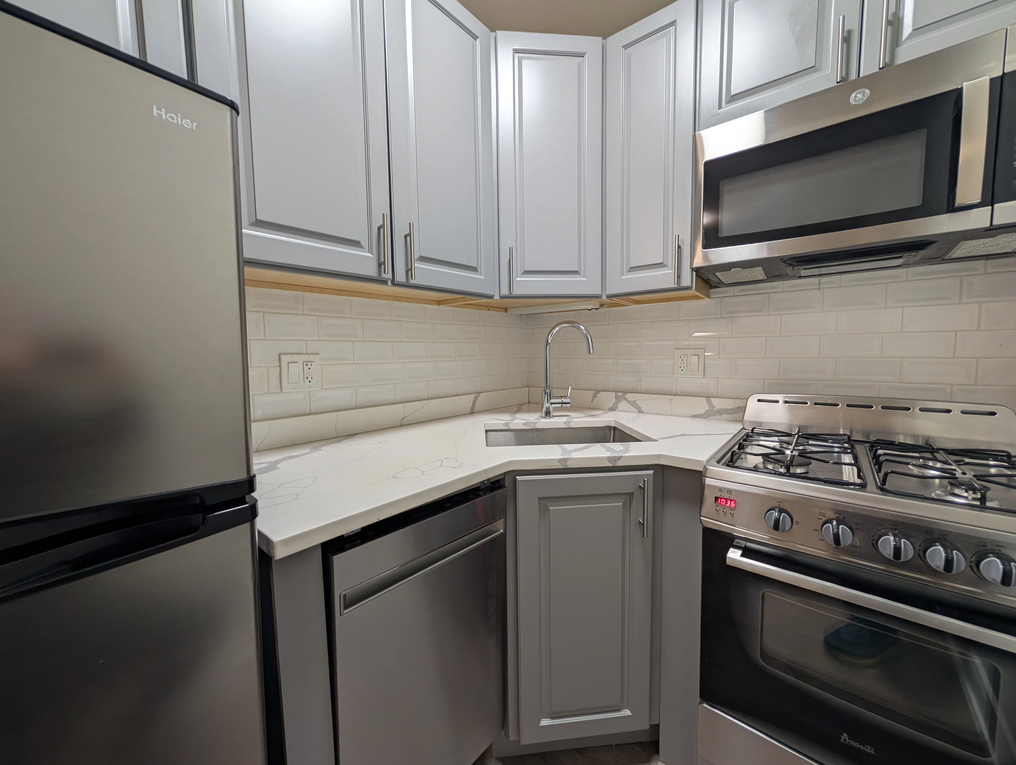 Renovated Studio in Lakeview! image indicator(3)