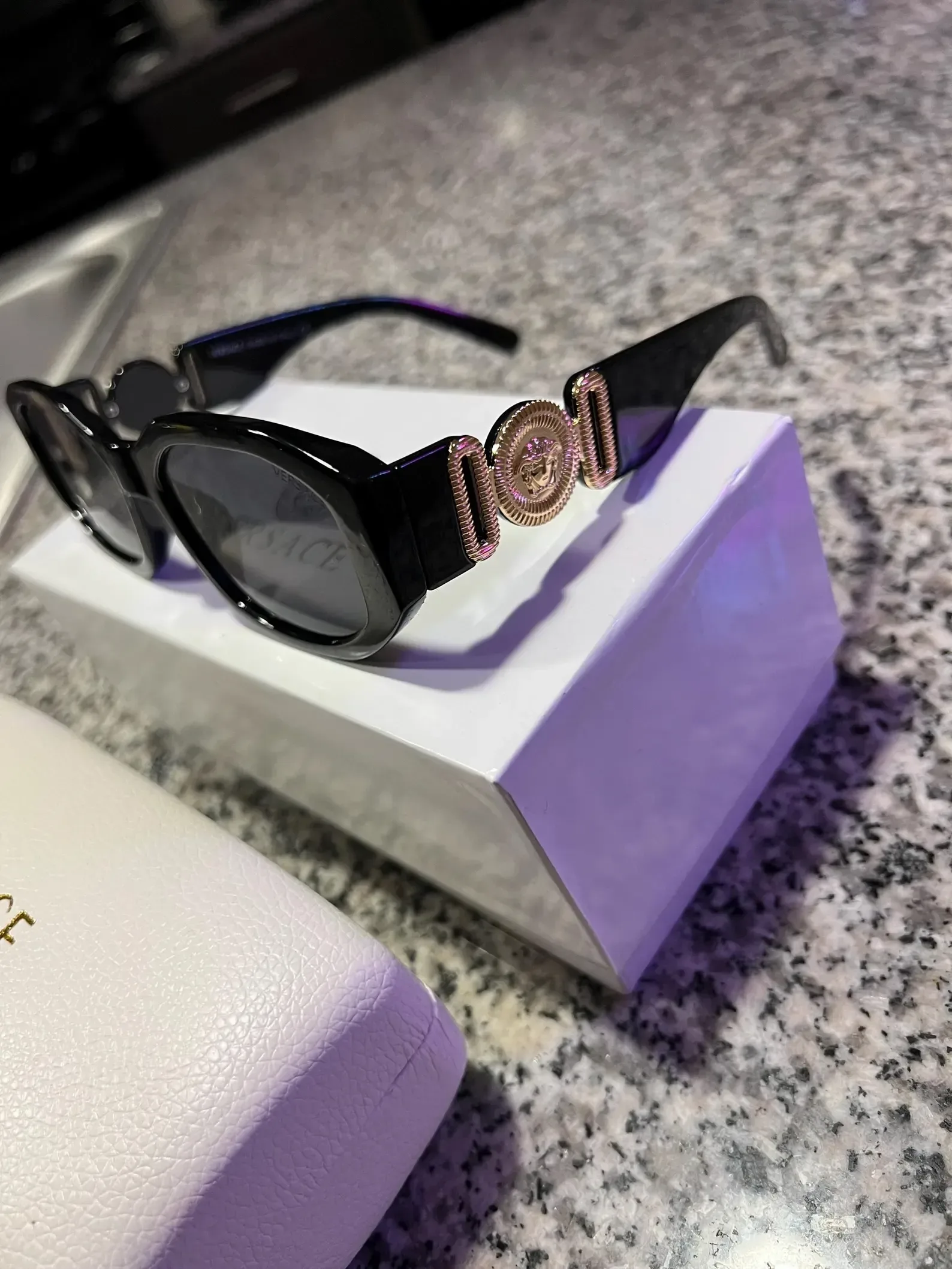 Versace Biggie VE4361 Sunglasses – Black/Gold 100% UV Protection image indicator(2)