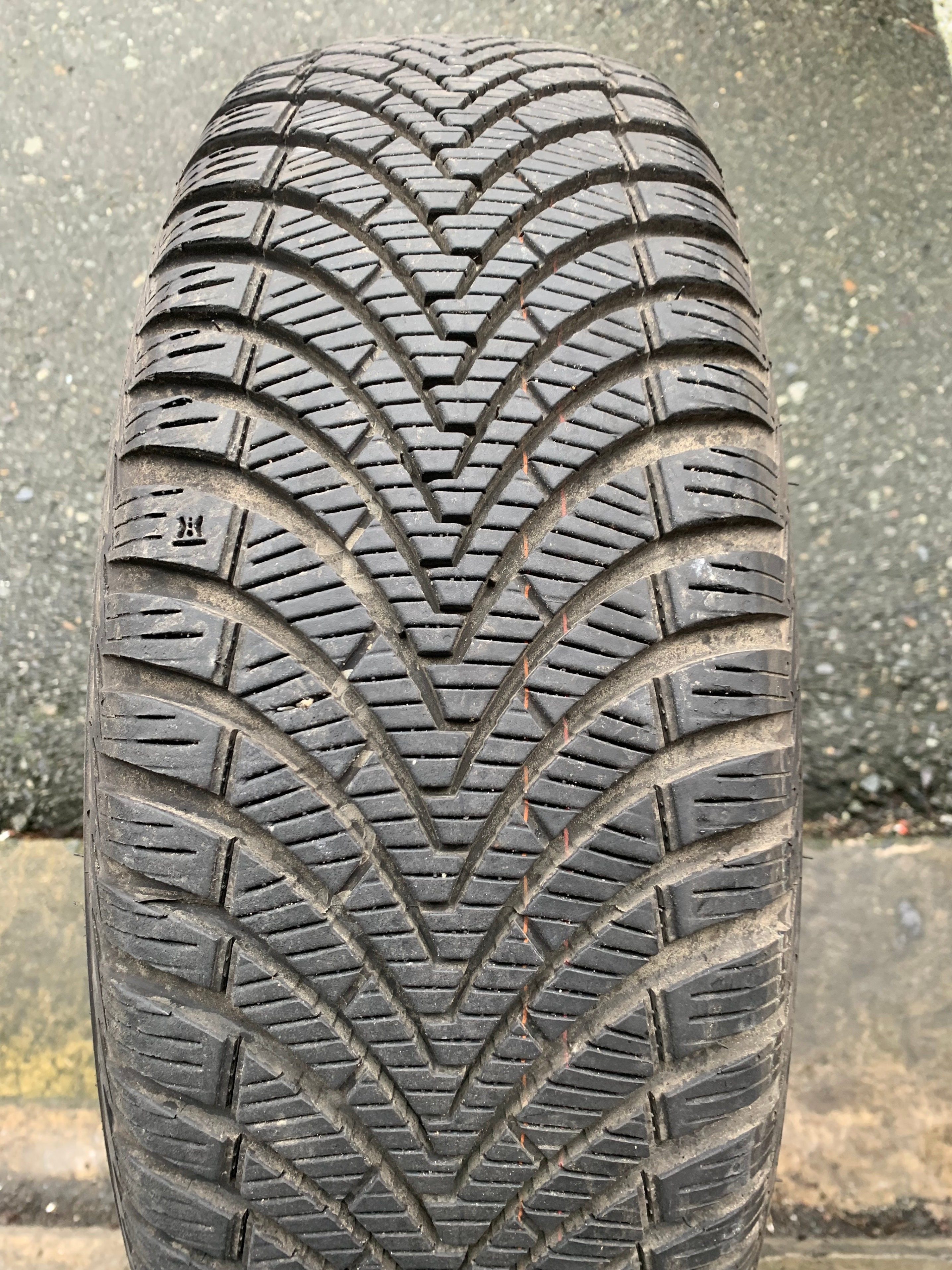 1 x single 195/65/15 91H M+S Kumho Solus 4S HA32 with 90% tread