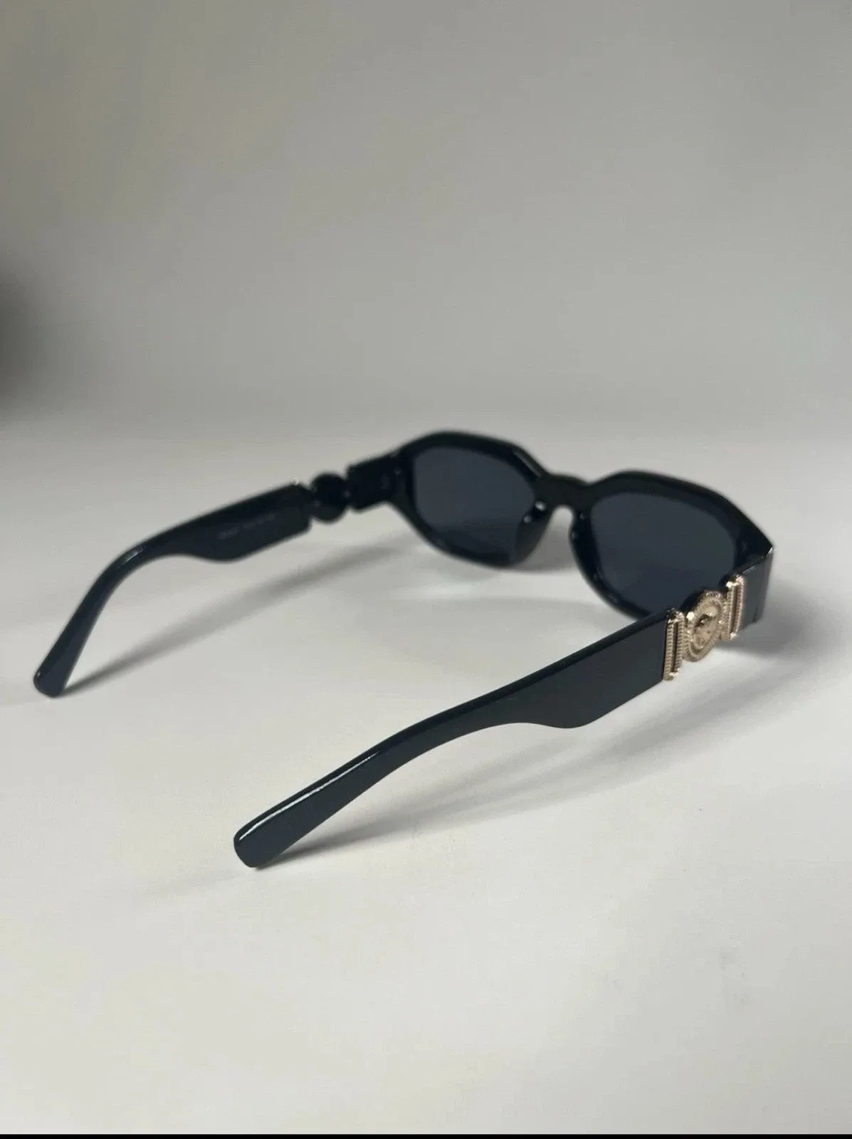 New Versace VE4361 ‘Biggie’ Sunglasses–Black Gold 100% Authentic image indicator(4)