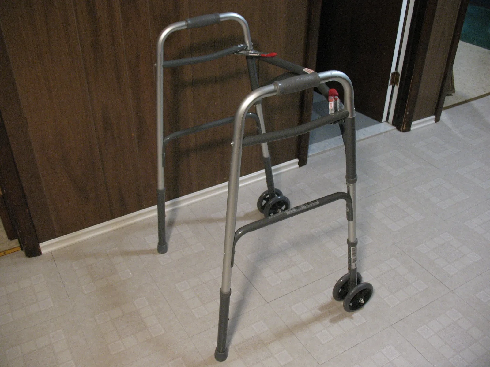 Extra Heavy Duty Walker with Front Wheels image indicator(6)