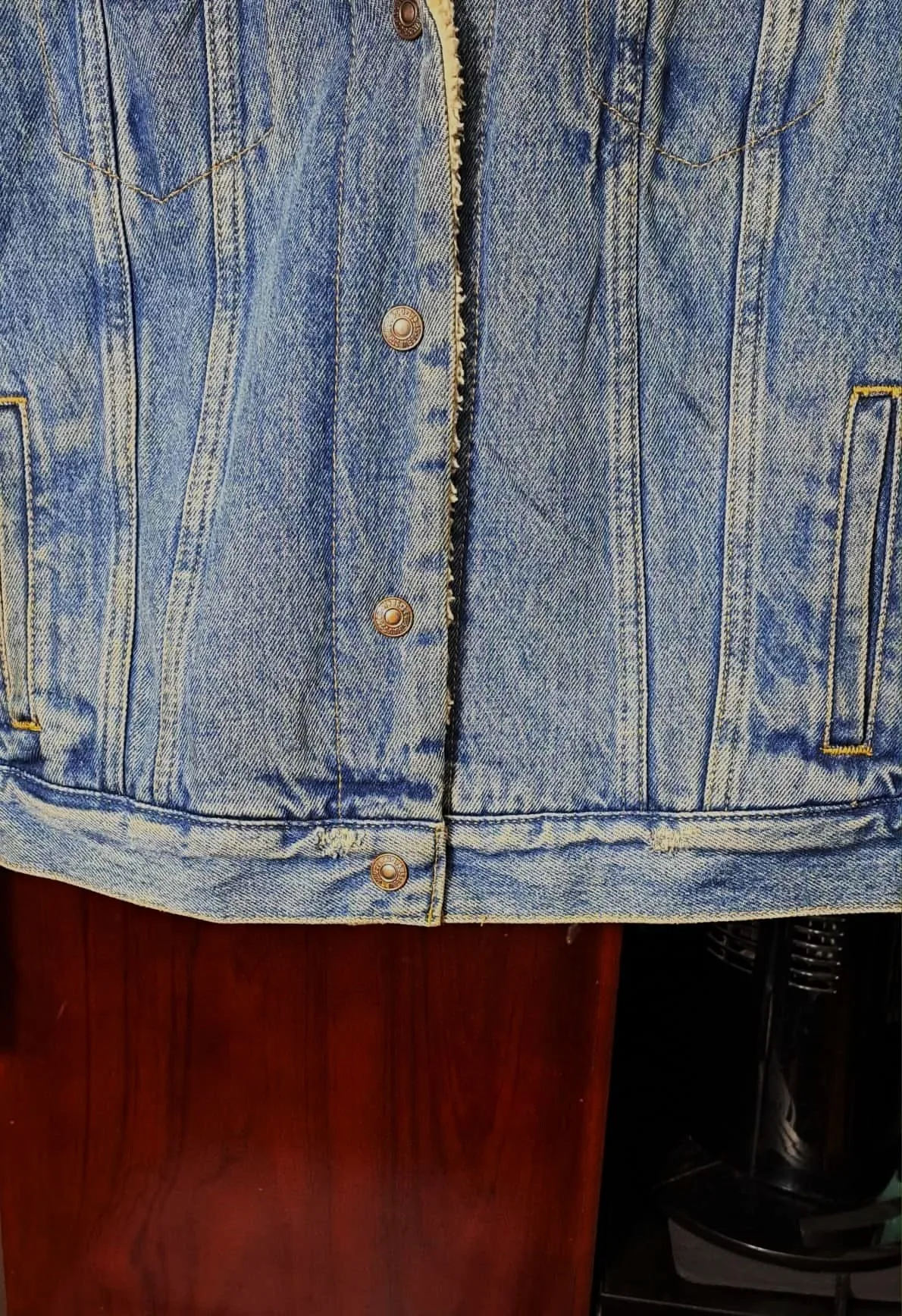 Authentic Levi's Women's 90s Sherpa Trucker Jacket image indicator(8)