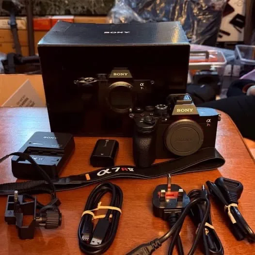 Sony A7R V Full Frame Mirrorless Interchangeable Camera image indicator(2)