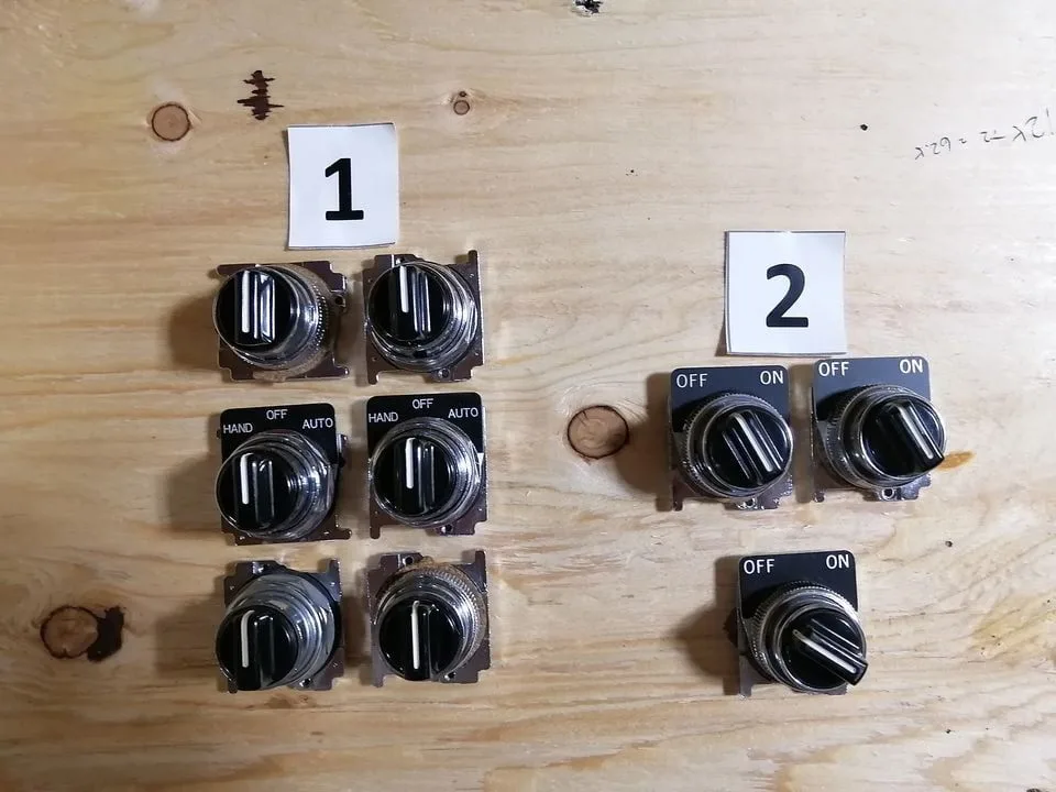 NEW Eaton Yale Cutler Hammer 3-Way & 2-Way Selector Switches thumbnail