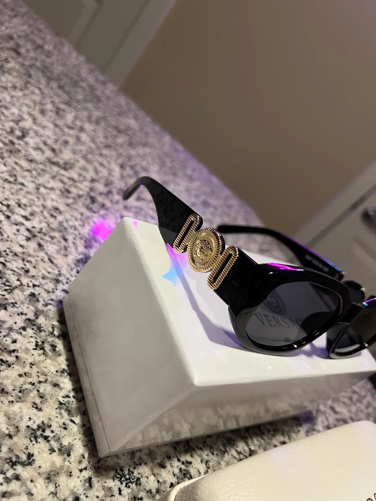 Versace Biggie VE4361 Sunglasses – Black/Gold 100% UV Protection image indicator(3)