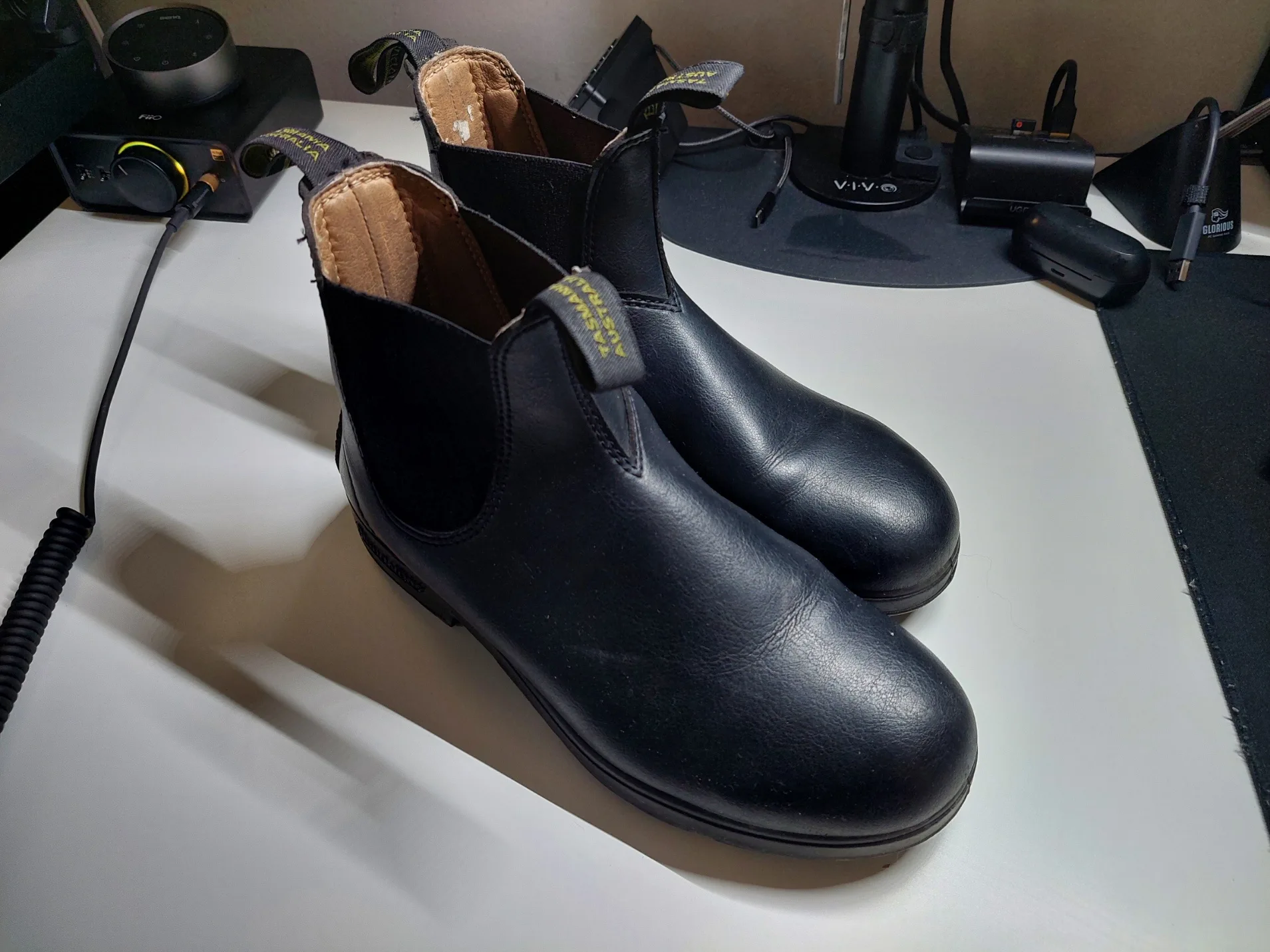 Women’s Vegan Black Blundstones (Size 9.5) thumbnail