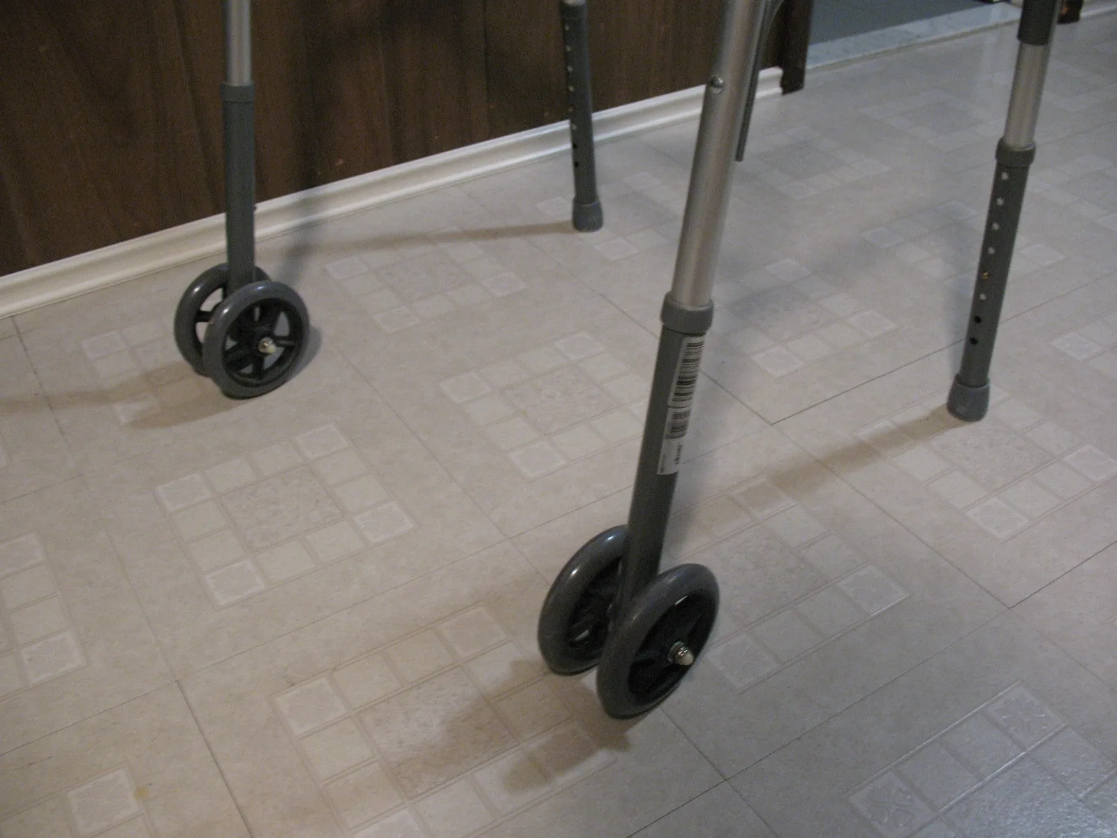 Extra Heavy Duty Walker with Front Wheels image indicator(3)