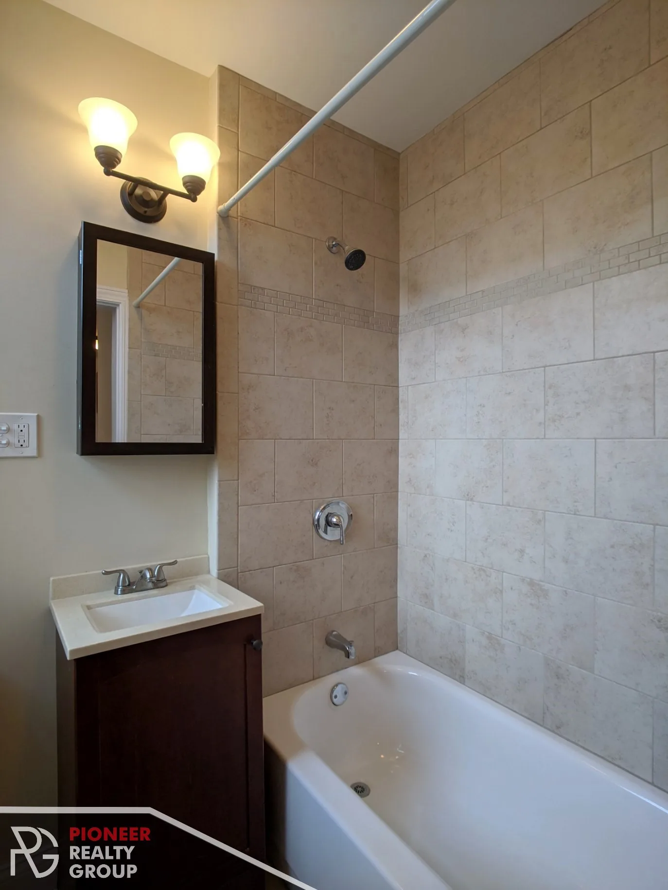 Studio in Lakeview Available for Rent! image indicator(4)