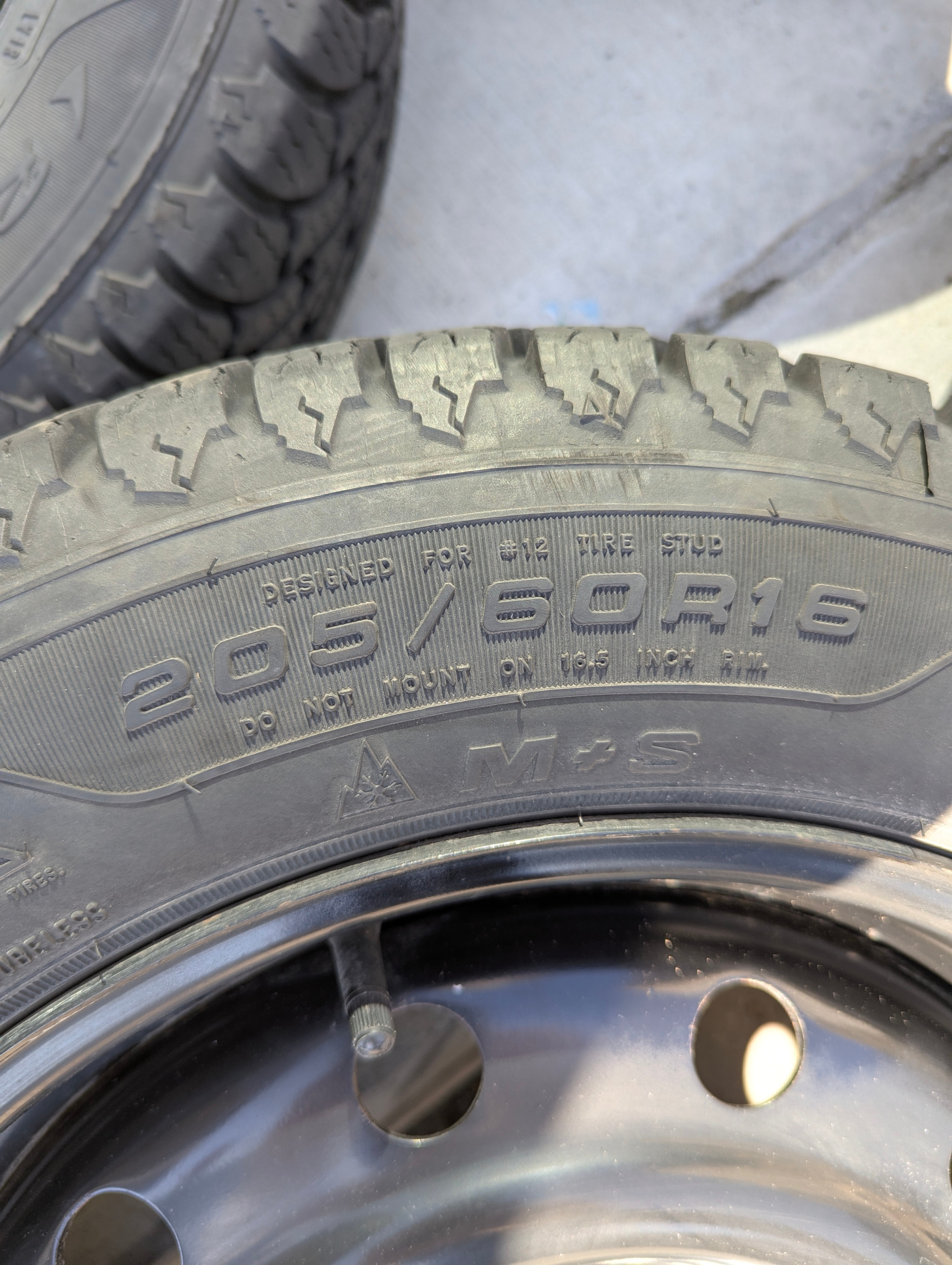 205/60/16 Goodyear Nordic Winter Tires w/ storage bags - photo 4