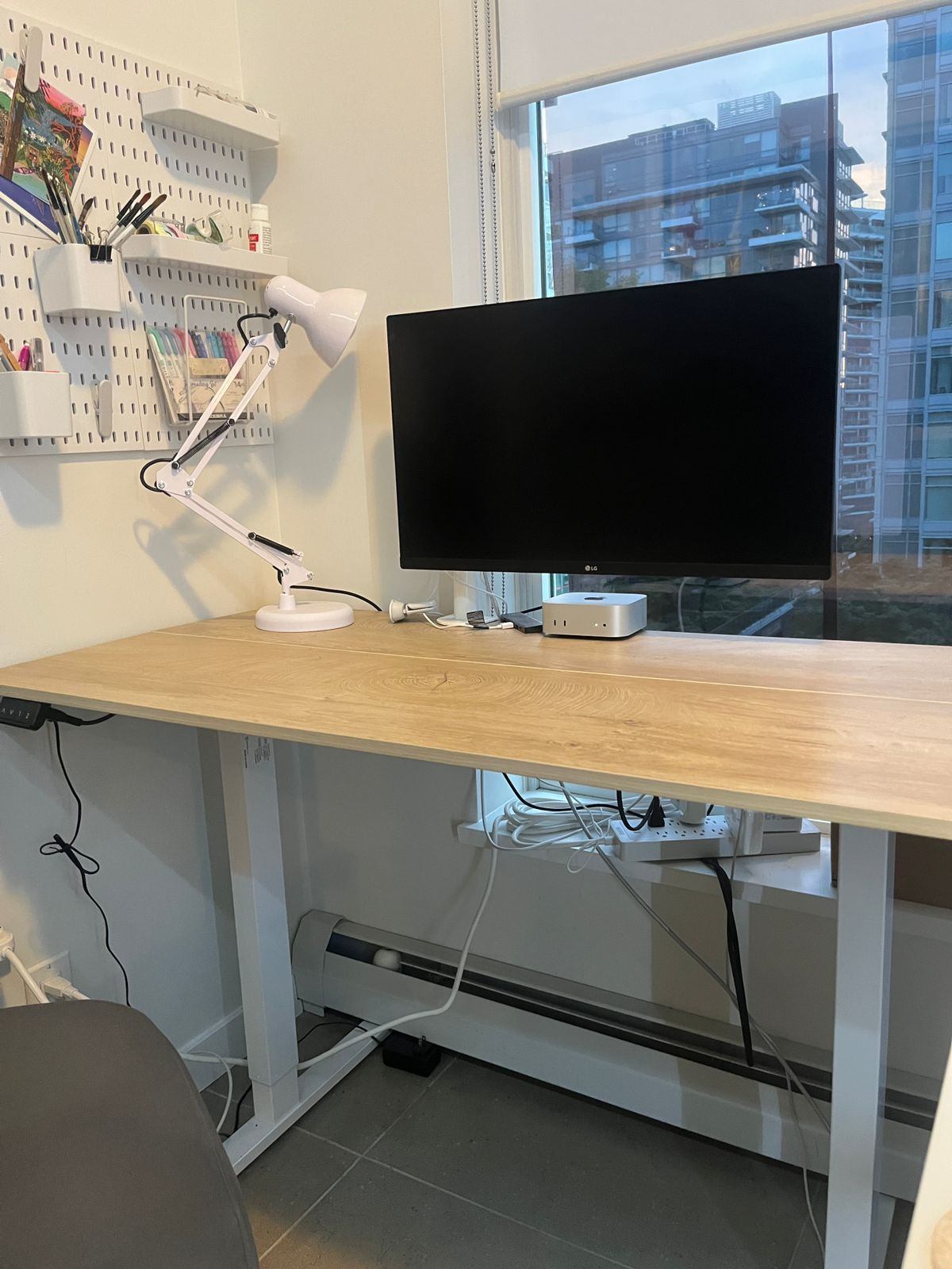 Beautiful Standing Desk - 48" x 24" (122 cm × 61 cm) - photo 2