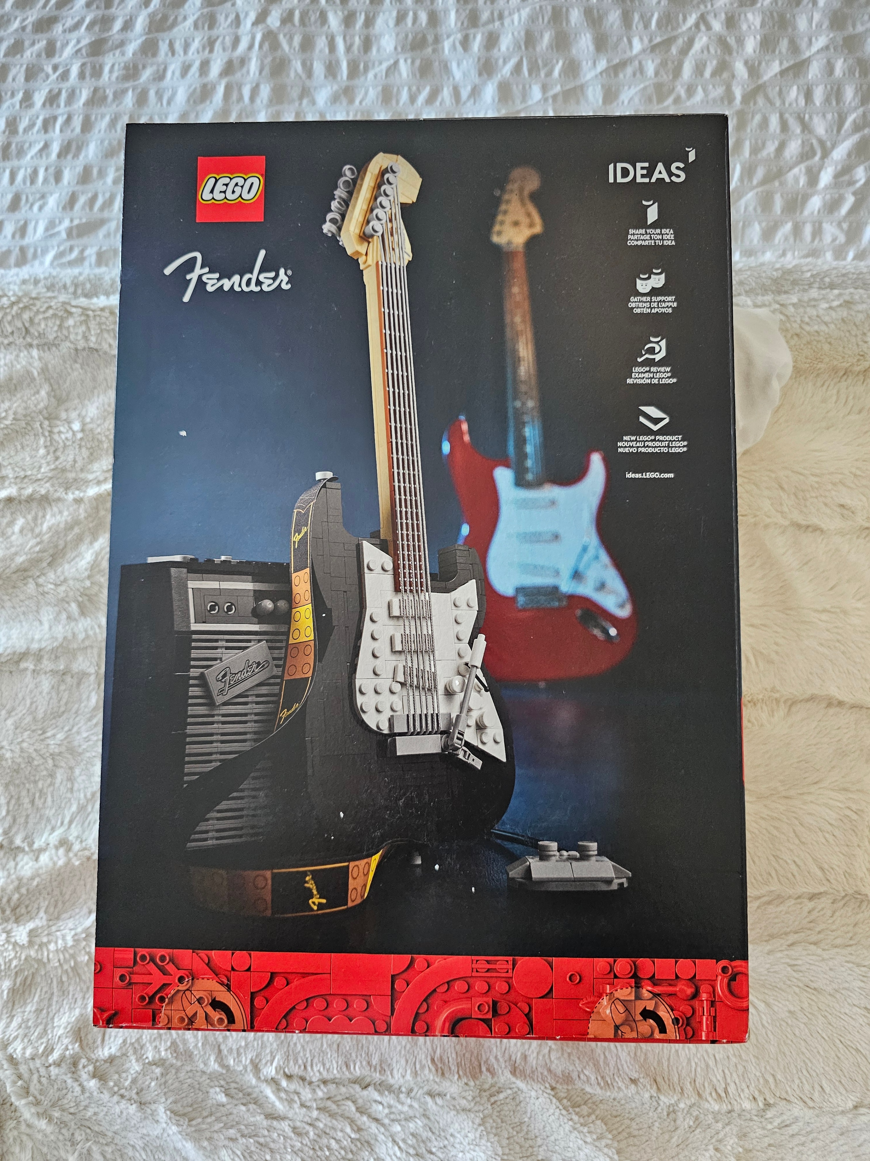 LEGO IDEAS (#21329) FENDER STRATOCASTER ELECTRIC GUITAR & AMP - photo 3