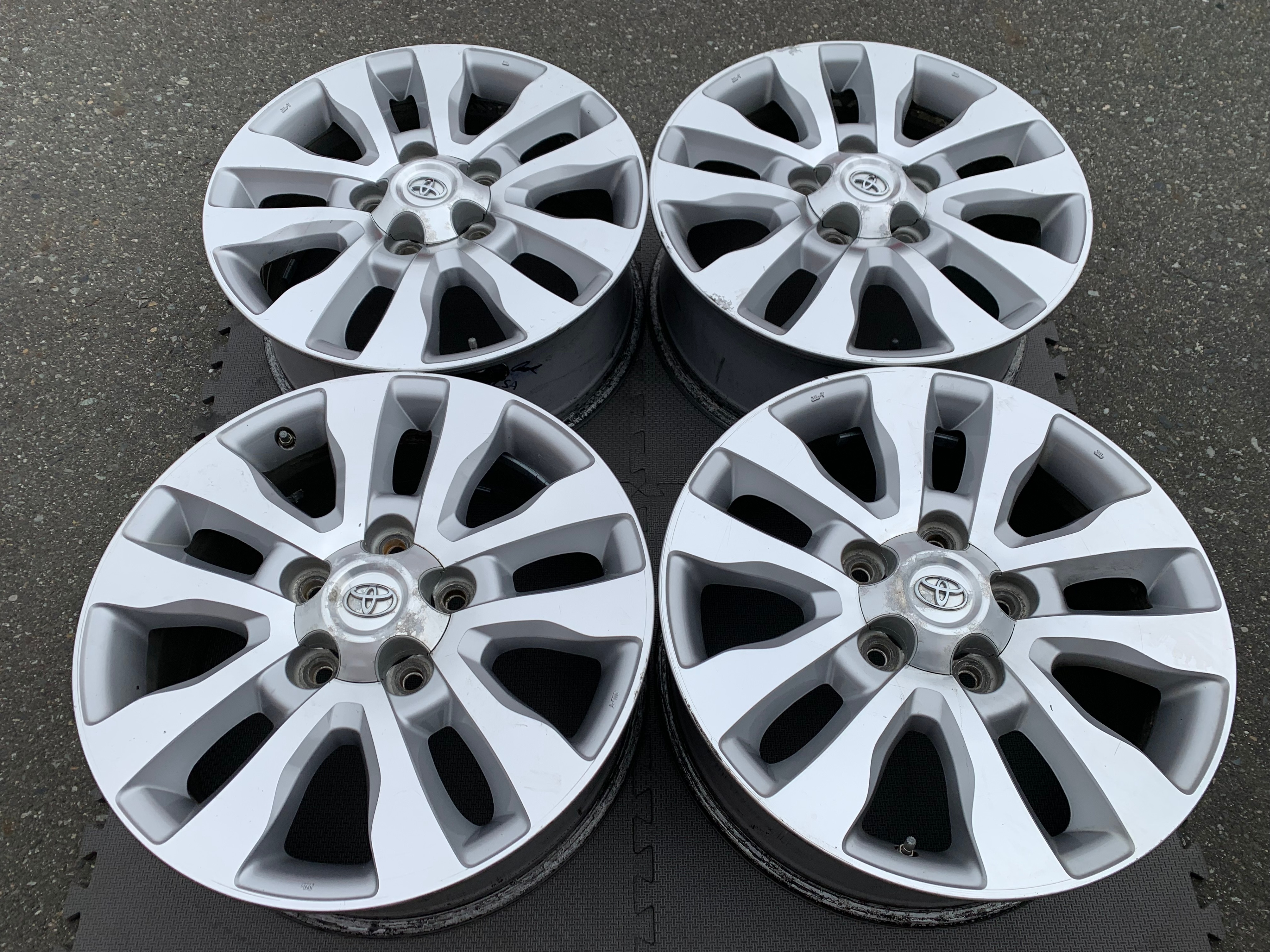 Set of 20" Toyota Tundra rims 5X150 ET60 in good cond with TPMS