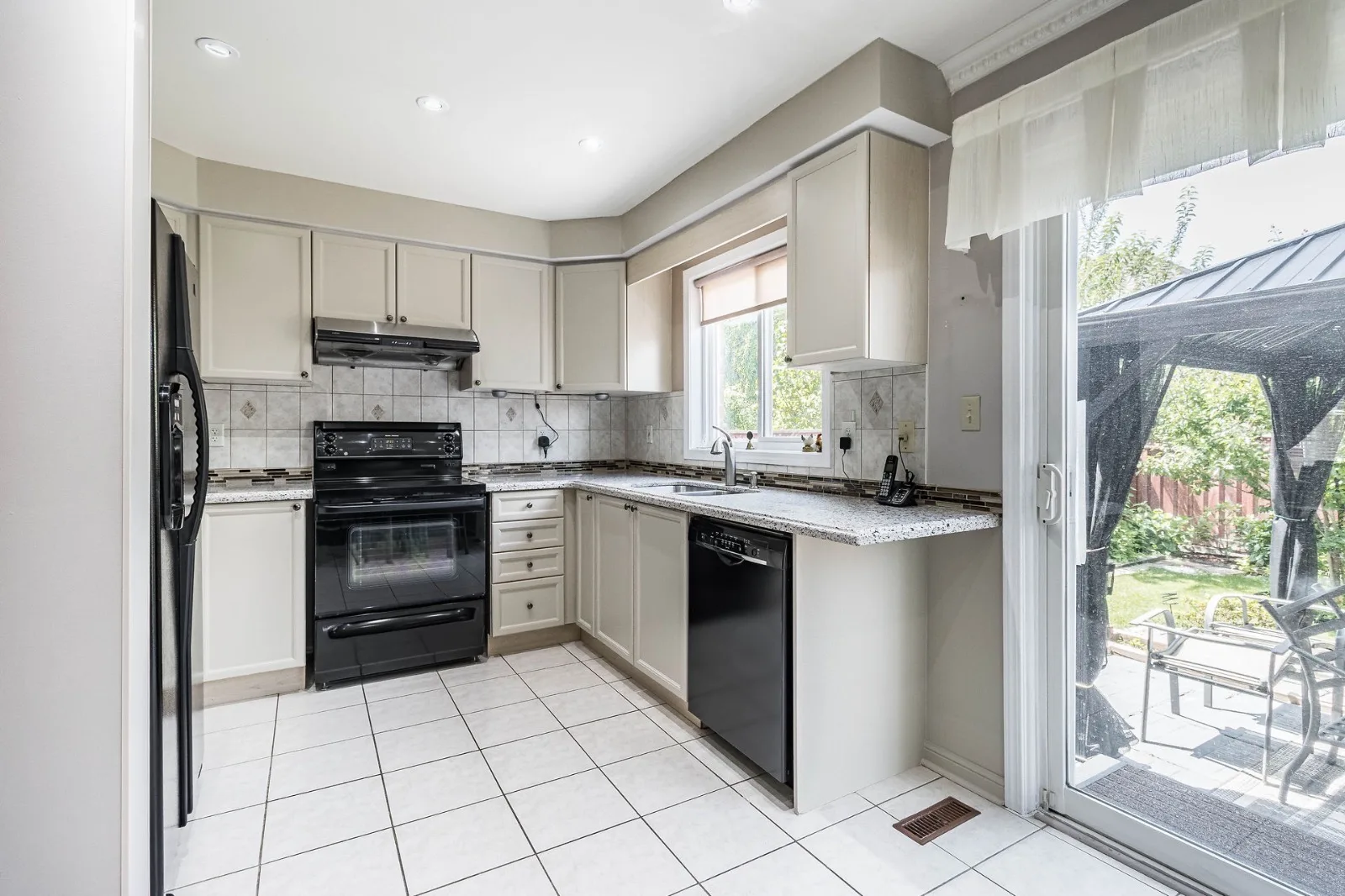 4 Beds 3 Bath Rooms for Rent image indicator(4)