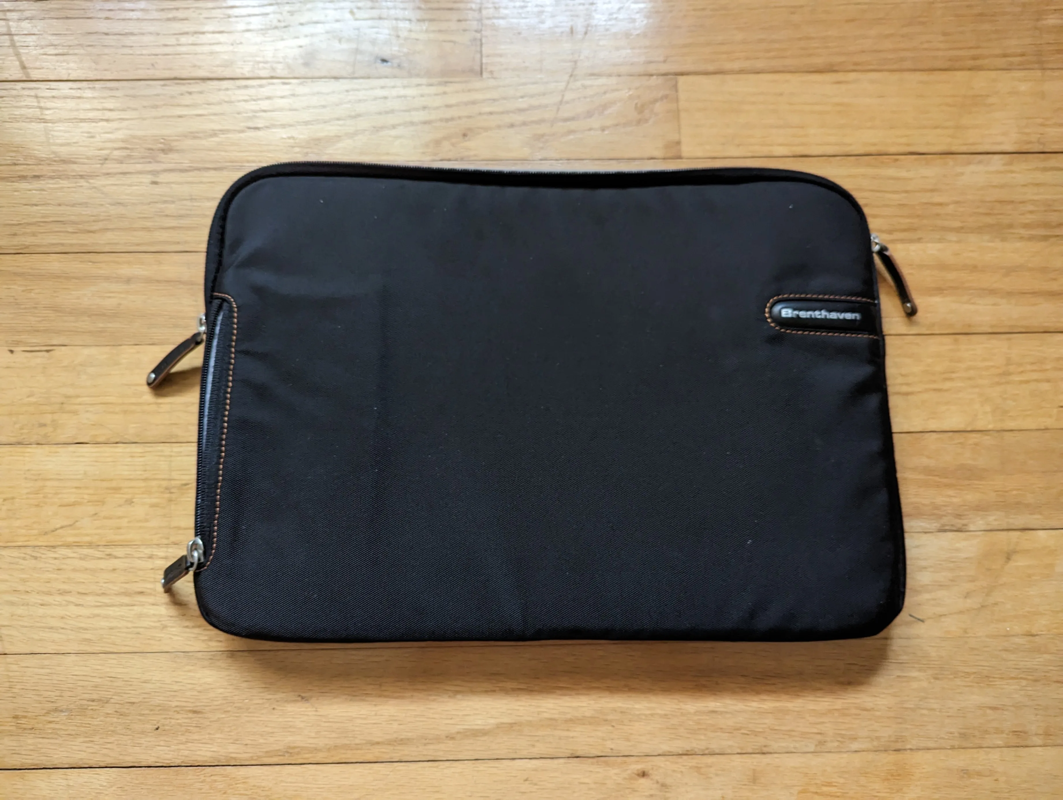 MacBook Pro 15.4 black carry case (brand: Brenthaven 2100) image indicator(2)