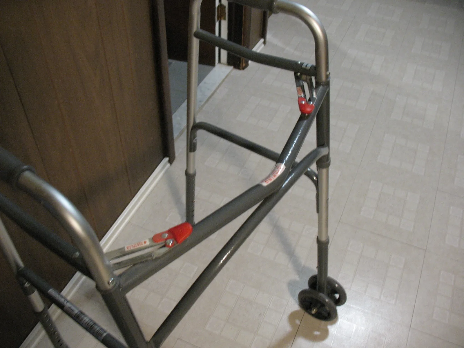Extra Heavy Duty Walker with Front Wheels image indicator(9)