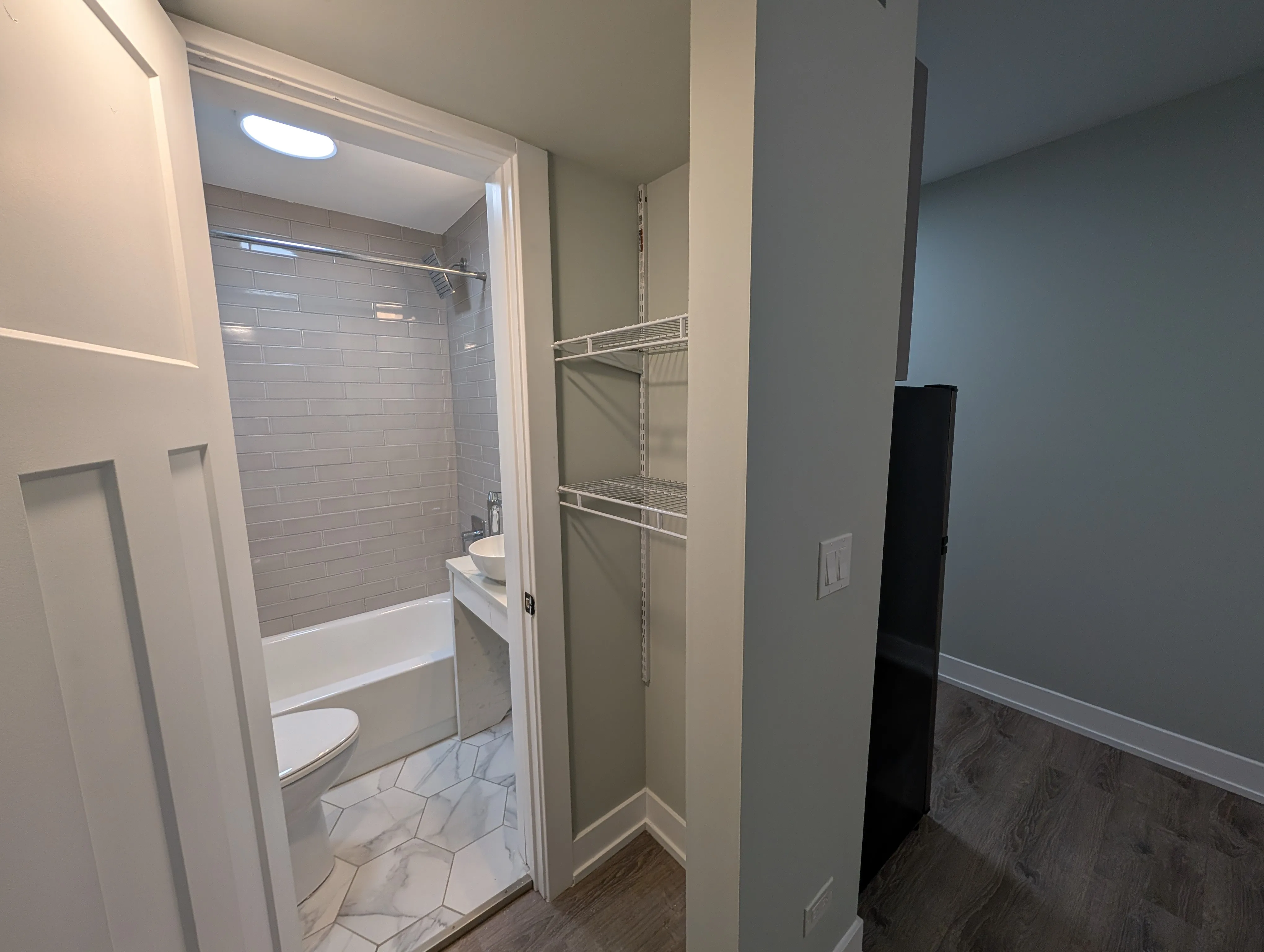 Renovated Studio in Lakeview! image indicator(7)