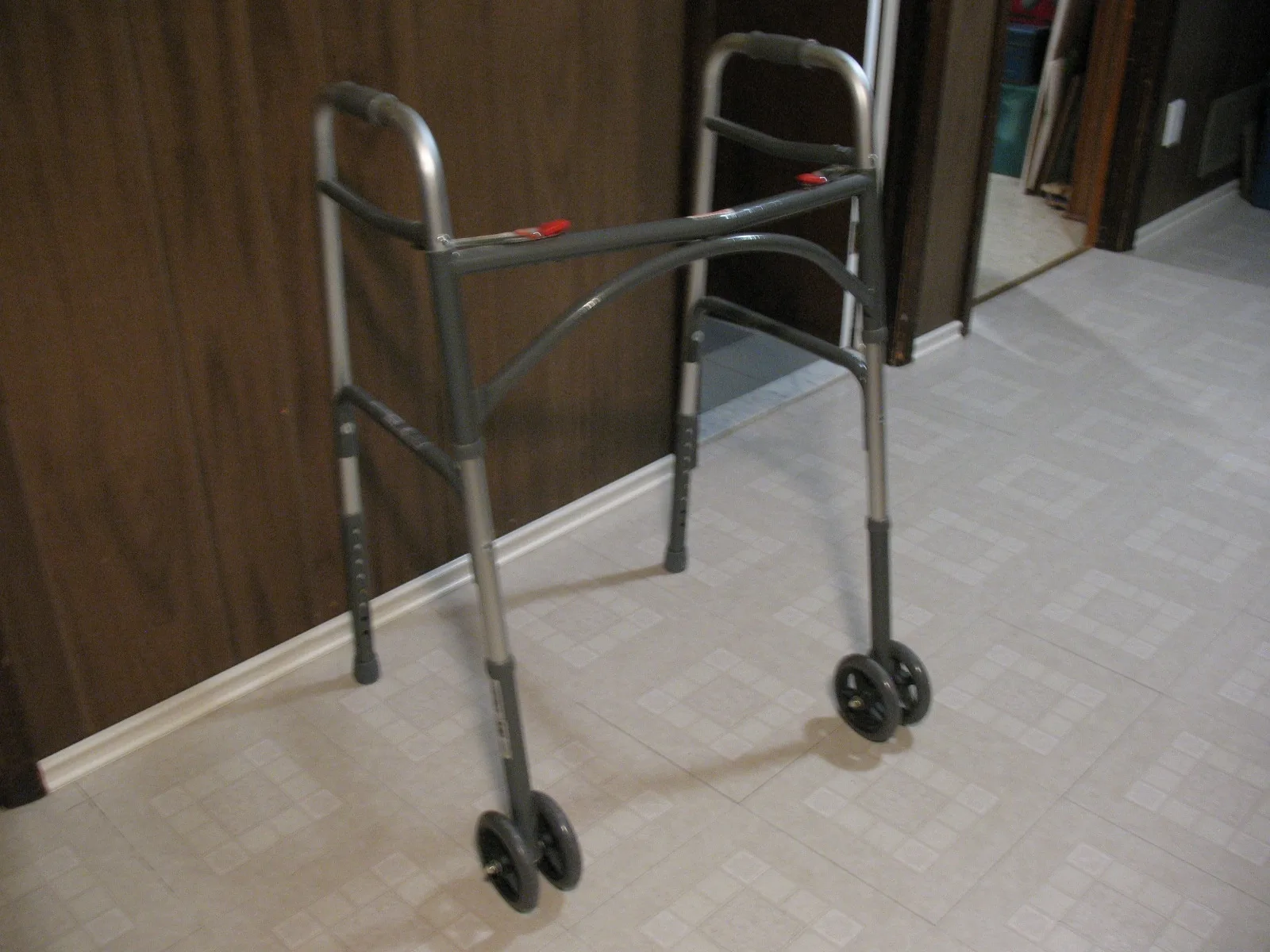 Extra Heavy Duty Walker with Front Wheels image indicator(10)